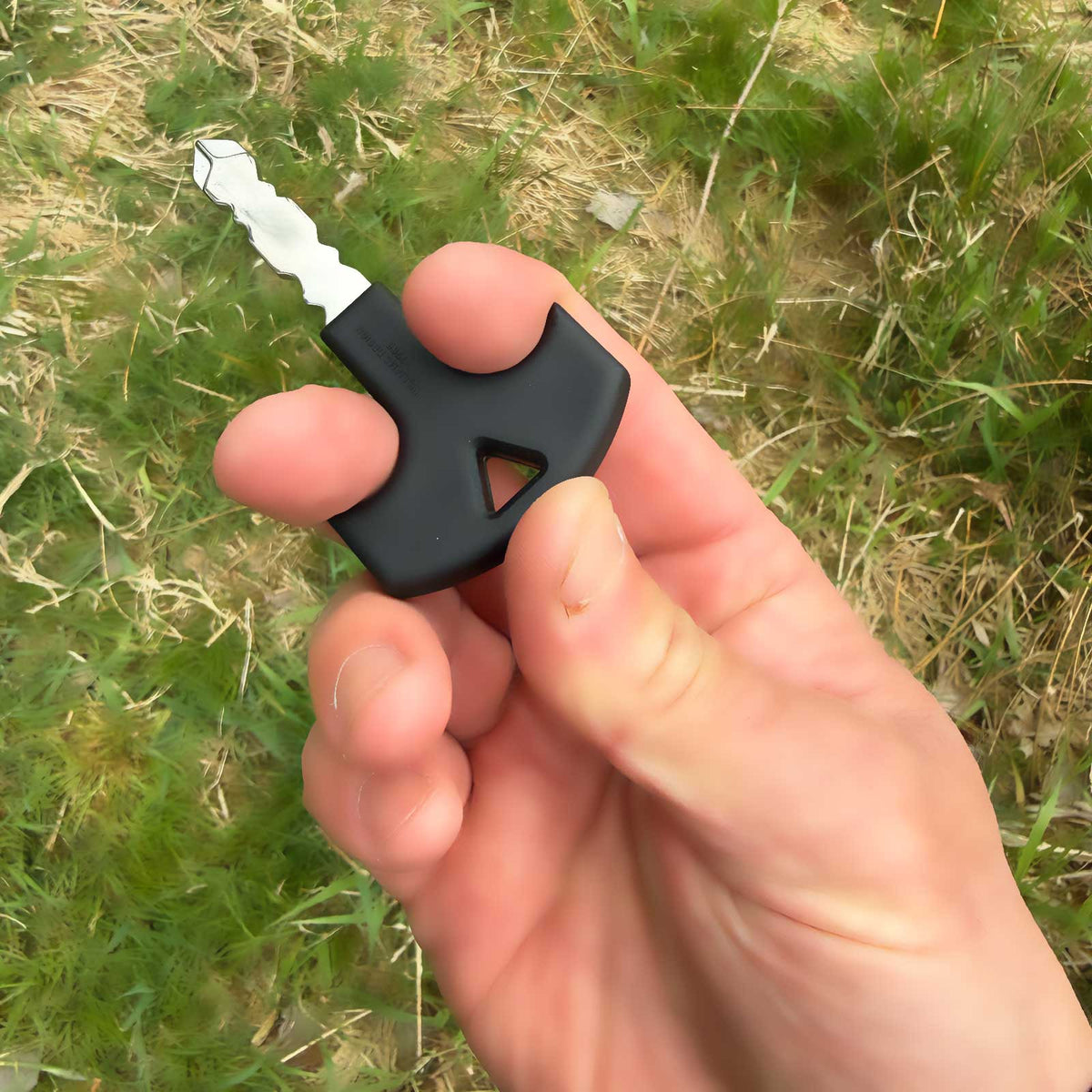CRKT Williams Tactical Defence Key – Mini Schraubendreher im Schlüssel-Design – Größenvergleich in der Hand, für Einsatzkräfte