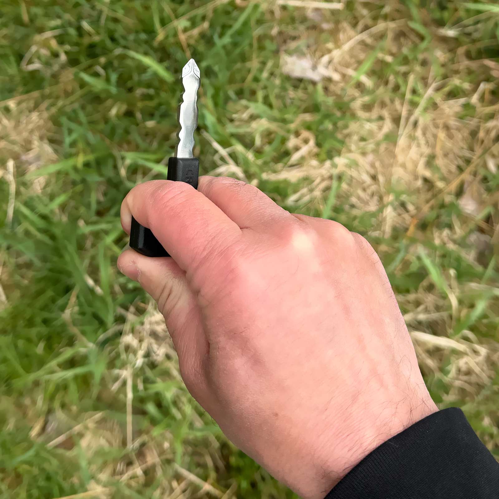CRKT Williams Tactical Defence Key – Mini Schraubendreher im Schlüssel-Design – Größenvergleich in der Hand