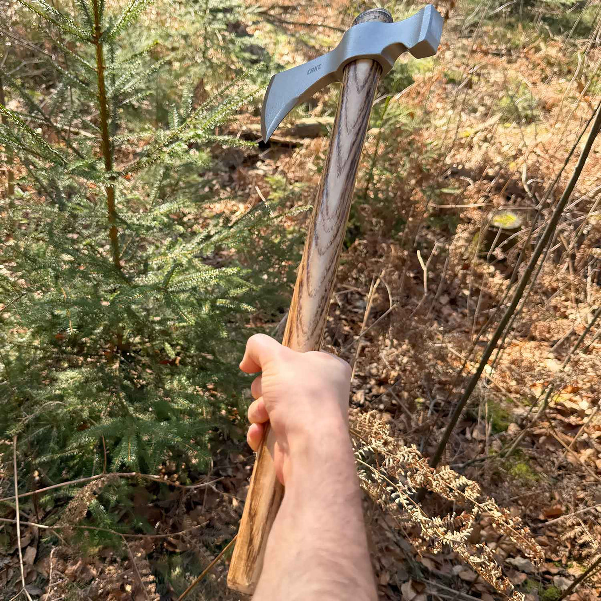 CRKT Woods Chogan T-Hawk Axt / Tomahawk - Outdoor Handbeil mit Hickoryholzgriff – Detailansicht