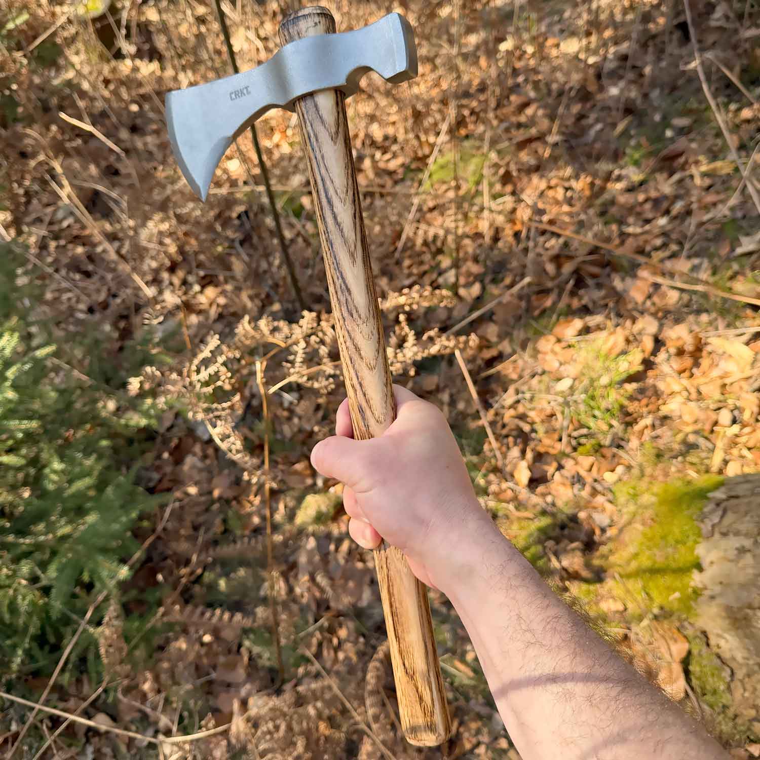 CRKT Woods Chogan T-Hawk Axt / Tomahawk - Outdoor Handbeil mit Hickoryholzgriff – Detailansicht