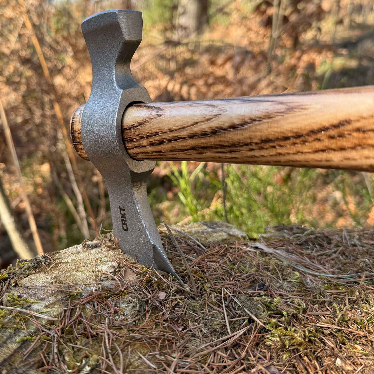 CRKT Woods Chogan T-Hawk Axt / Tomahawk - Outdoor Handbeil mit Hickoryholzgriff – Detailansicht