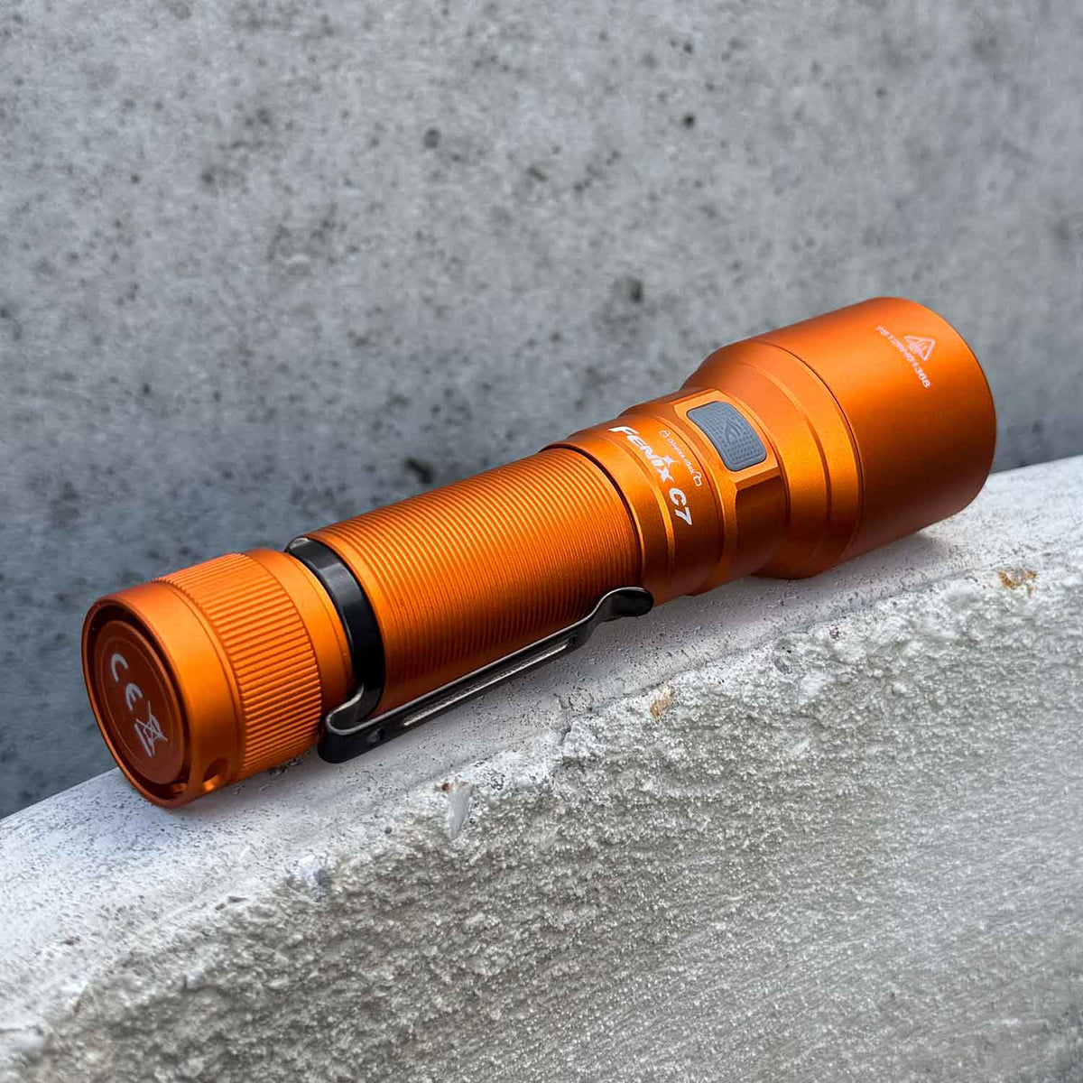 Fenix C7 – LED Taschenlampe mit Akku und USB-C Ladeport 3000 Lumen orange (B-Ware) – Detailansicht