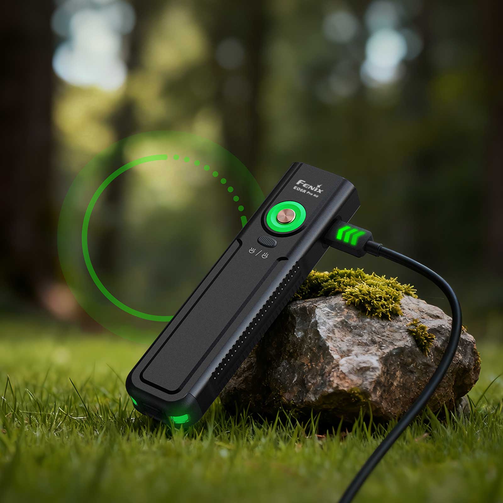 Fenix E06R Pro RG – Taschenlampe mit Rotlicht und grünem Laser, 1600 lm, USB-C – USB-C Ladeanschluss / Akku und Energieversorgung