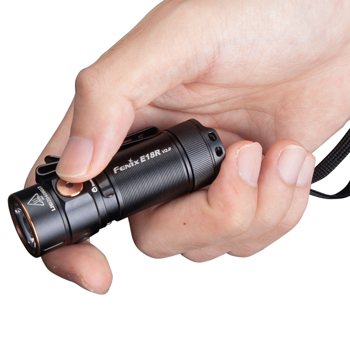 Fenix E18R V2.0 – kompakte EDC Taschenlampe mit 1200 lm, Akku, USB-C, Magnetfuß – Größenvergleich in der Hand – Detailansicht 1