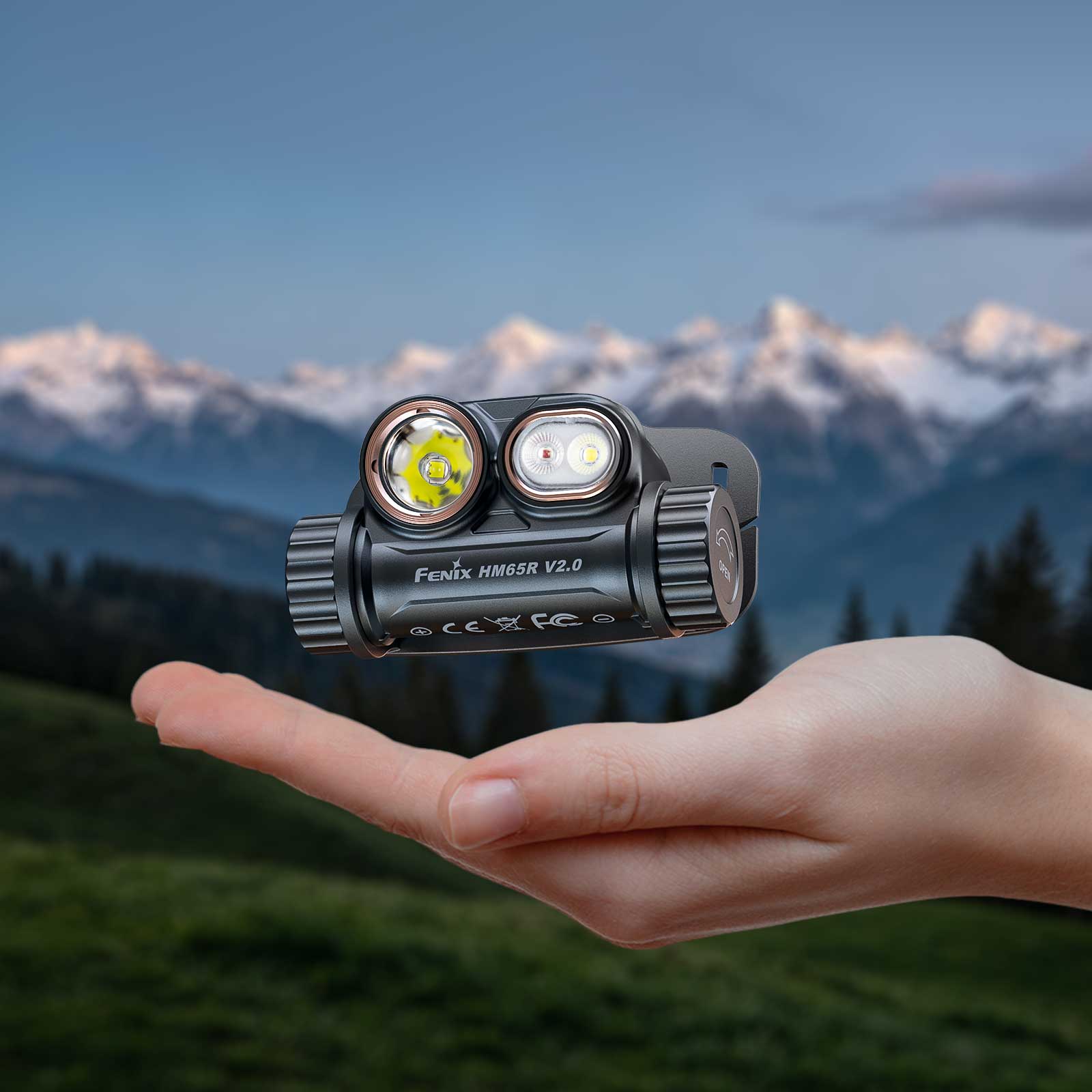Fenix HM65R V2.0 – Stirnlampe – Größenvergleich in der Hand