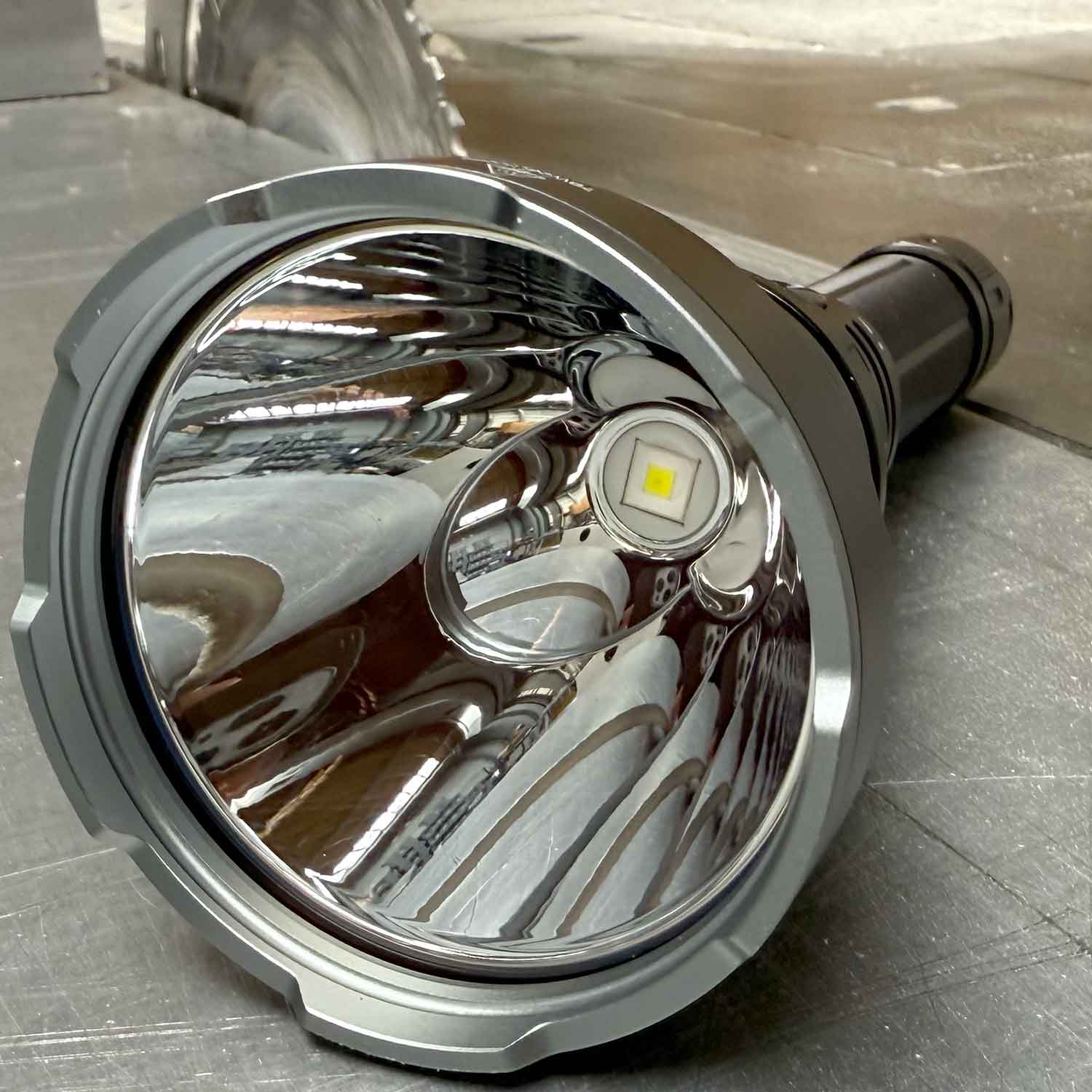 Fenix HT18R V2.0 - Jagd Taschenlampe mit hoher Reichweite 3700 Lumen Akku & USB-C – Detailansicht