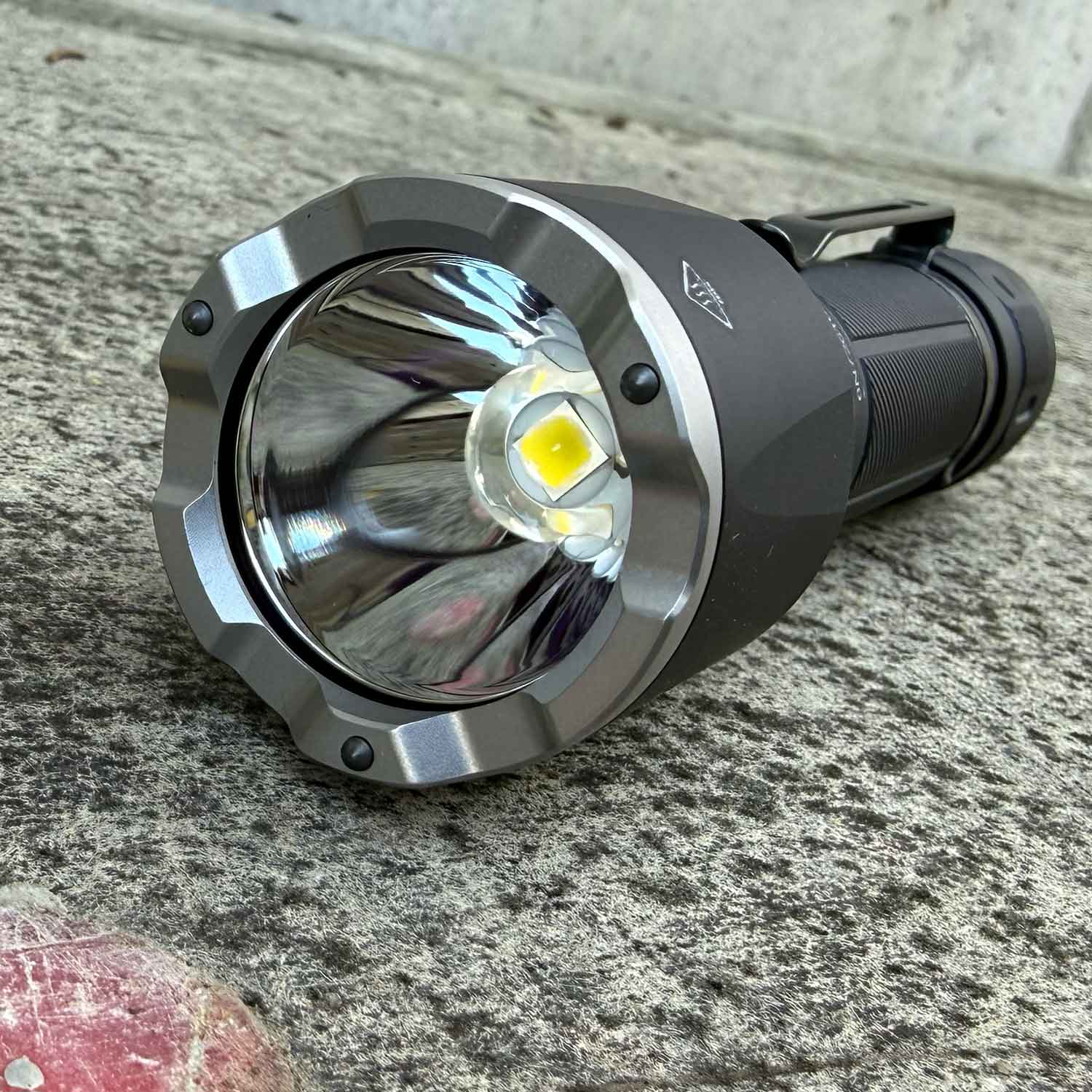 Fenix TK17 – Polizei Taschenlampe 3600 Lumen inkl. 6000mAh USB-C Akku – Detailansicht