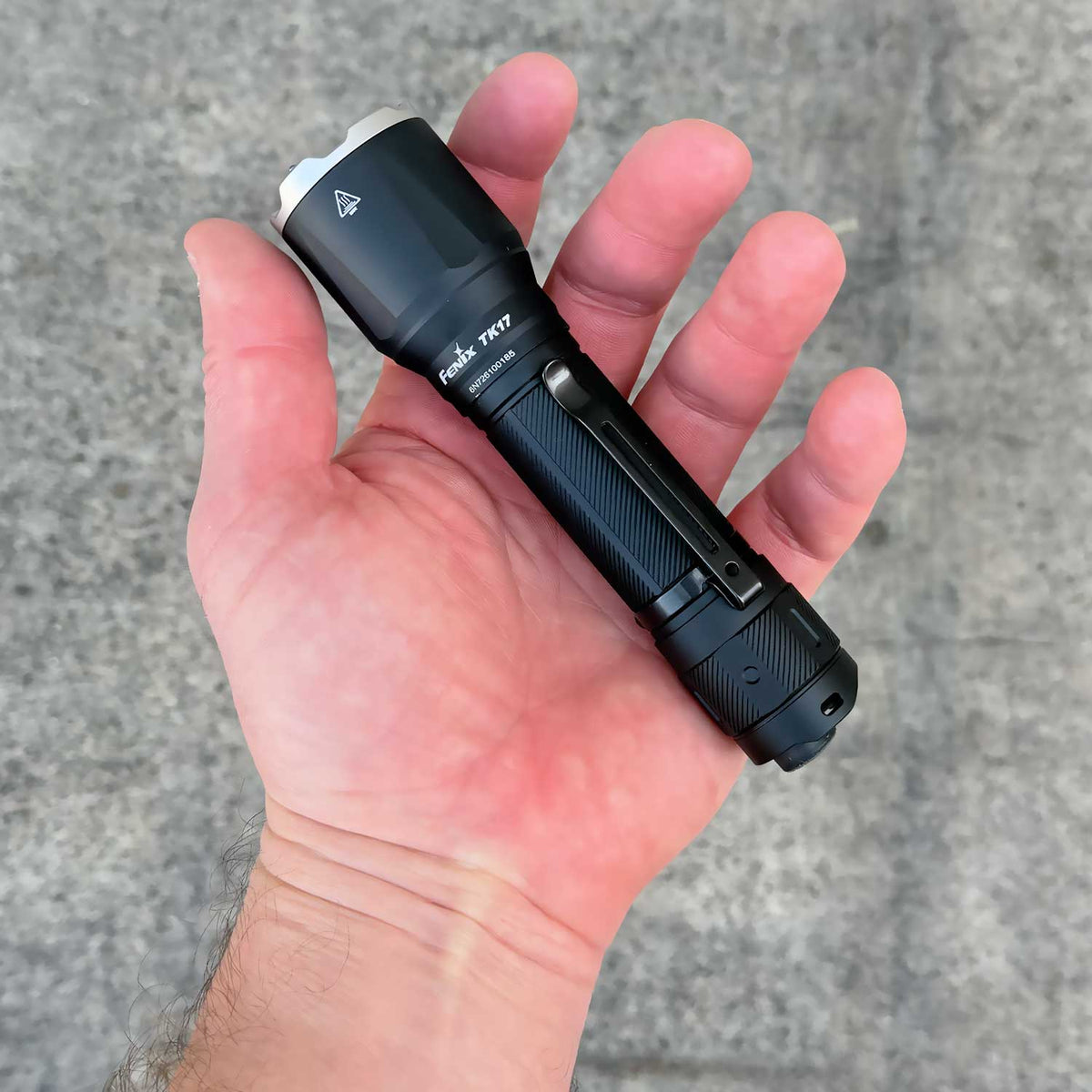 Fenix TK17 – Polizei Taschenlampe 3600 Lumen inkl. 6000mAh USB-C Akku – Detailansicht