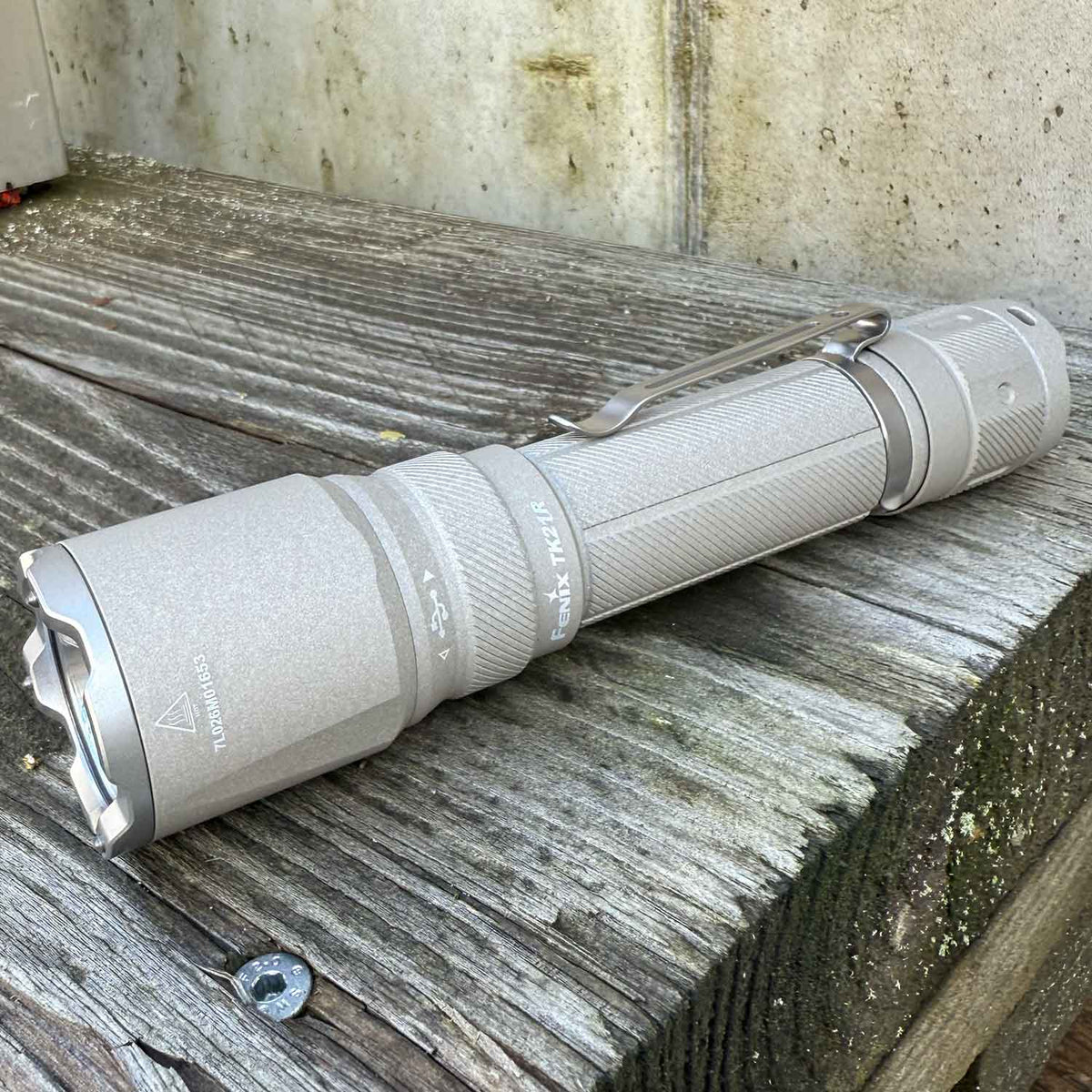 Fenix TK21R – Polizei Taschenlampe mit Akku und USB-C 3600 Lumen (Ceramic Khaki) – Detailansicht