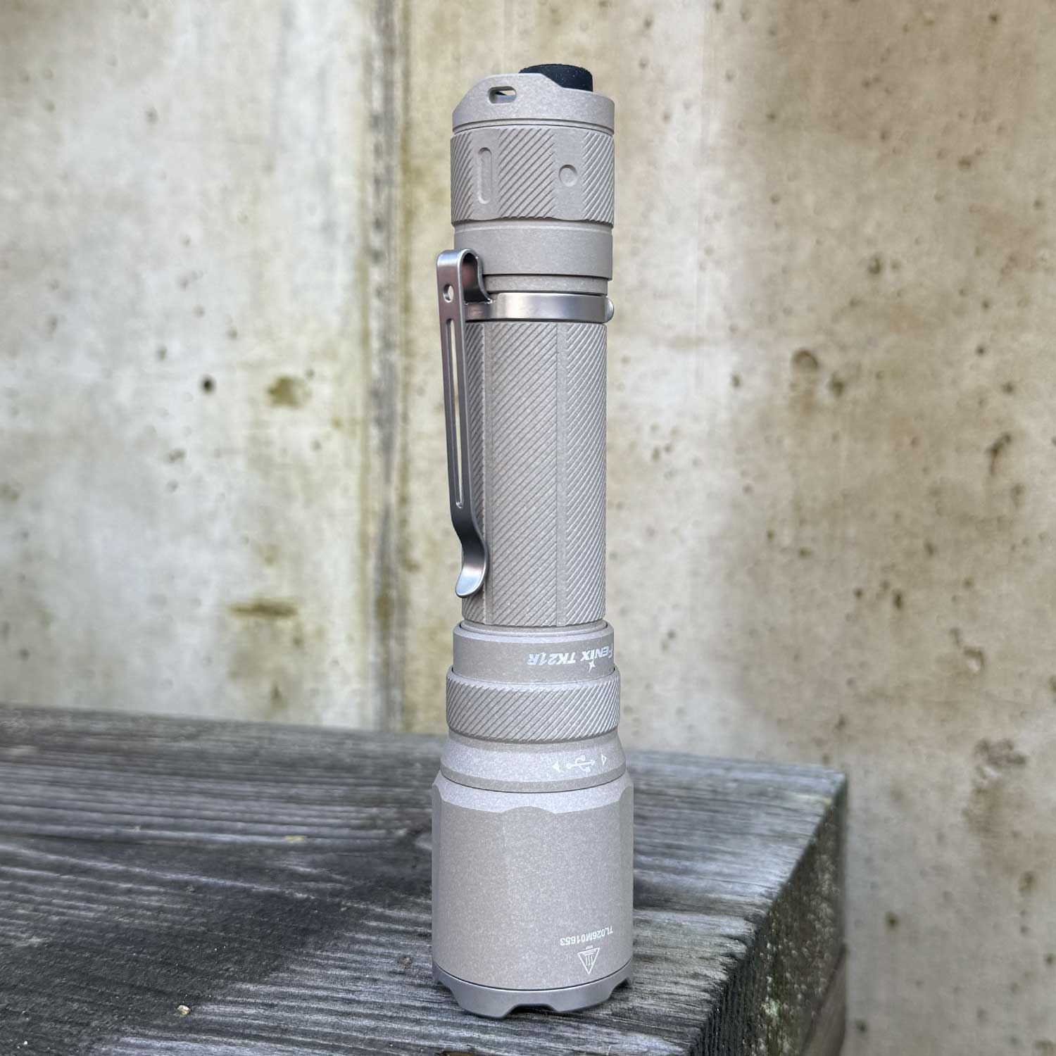 Fenix TK21R – Polizei Taschenlampe mit Akku und USB-C 3600 Lumen (Ceramic Khaki)