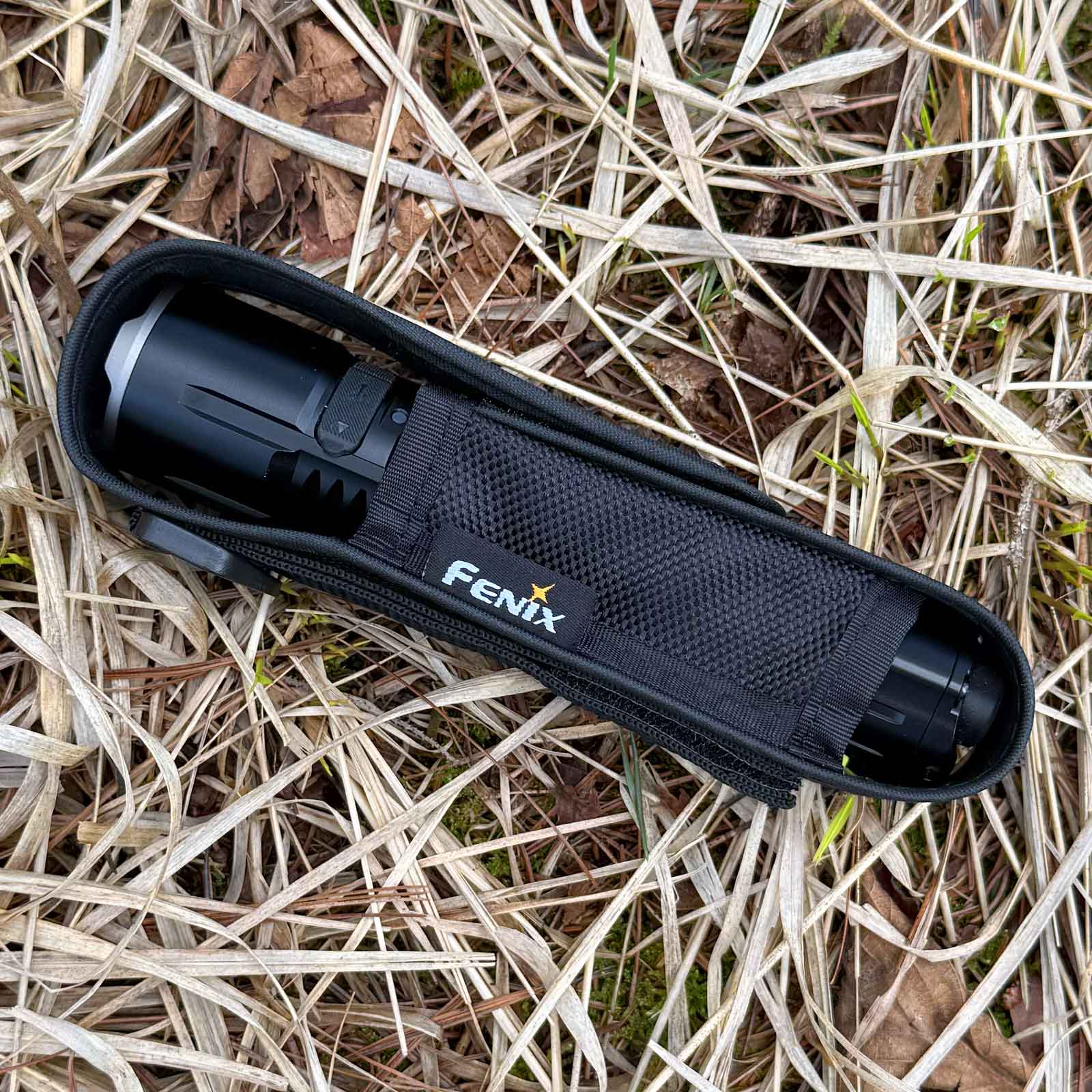 Fenix TK25R Taschenlampe - eingepackt in Etui oder Holster