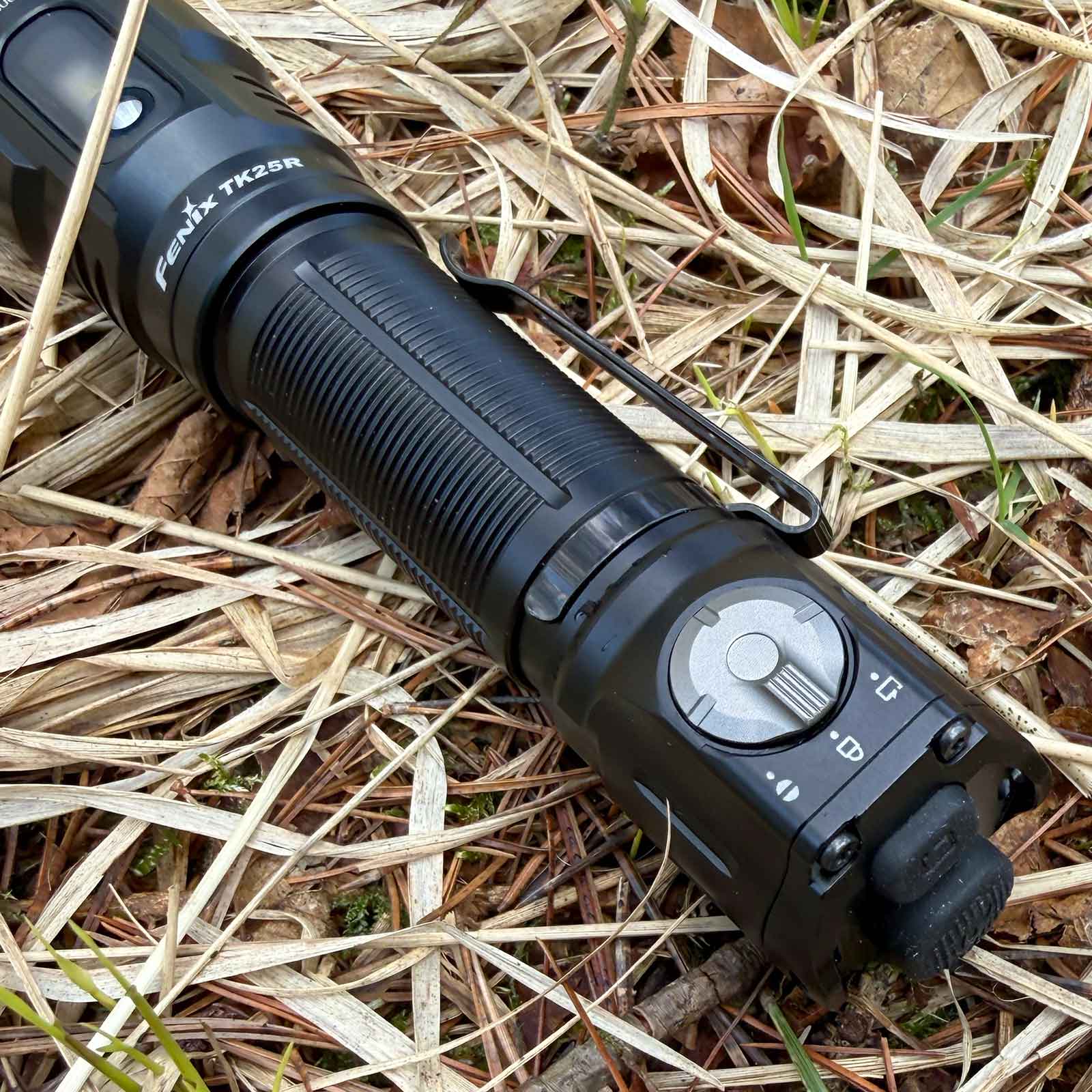 Fenix TK25R Taschenlampe - Ansicht Schalter & Lockmodus