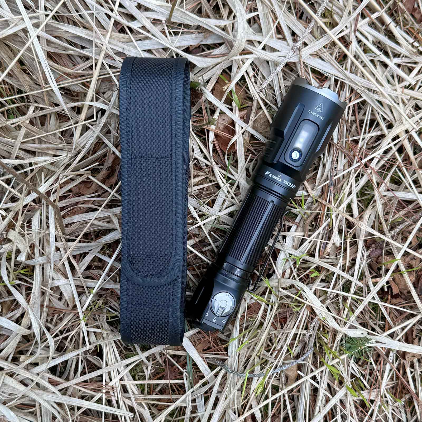 Fenix TK25R Taschenlampe - Ansicht Holster & Tasche