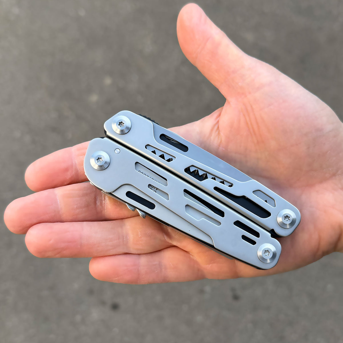 Herbertz Multitool mit Säge, Schere, Tasche uvm. – Detailansicht