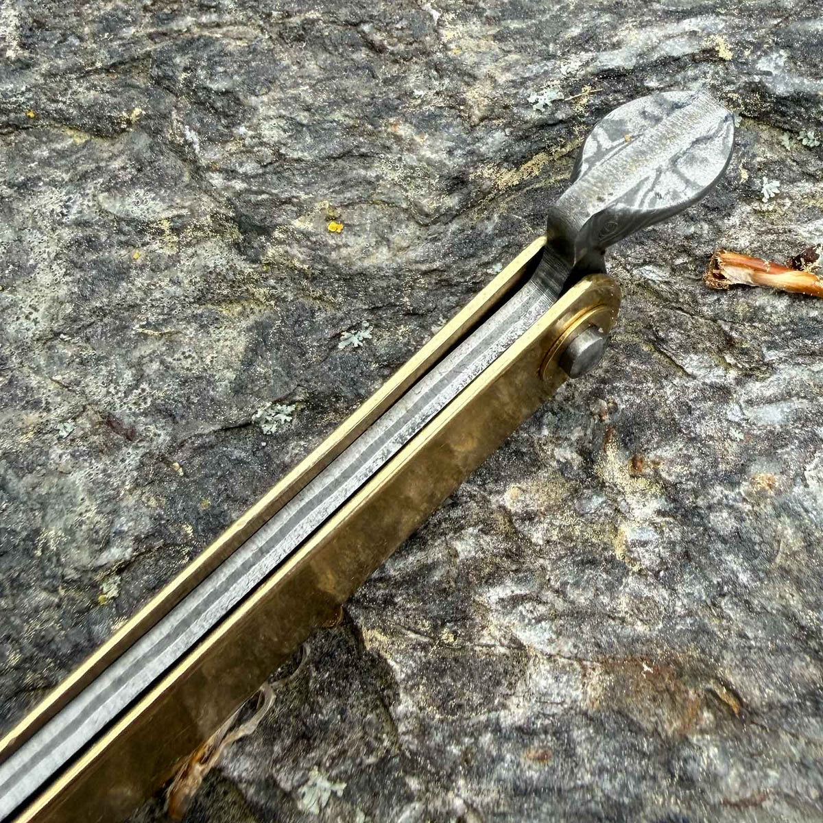 Higo Hoseki Damascus Taschenmesser - Detail Öffnungshilfe