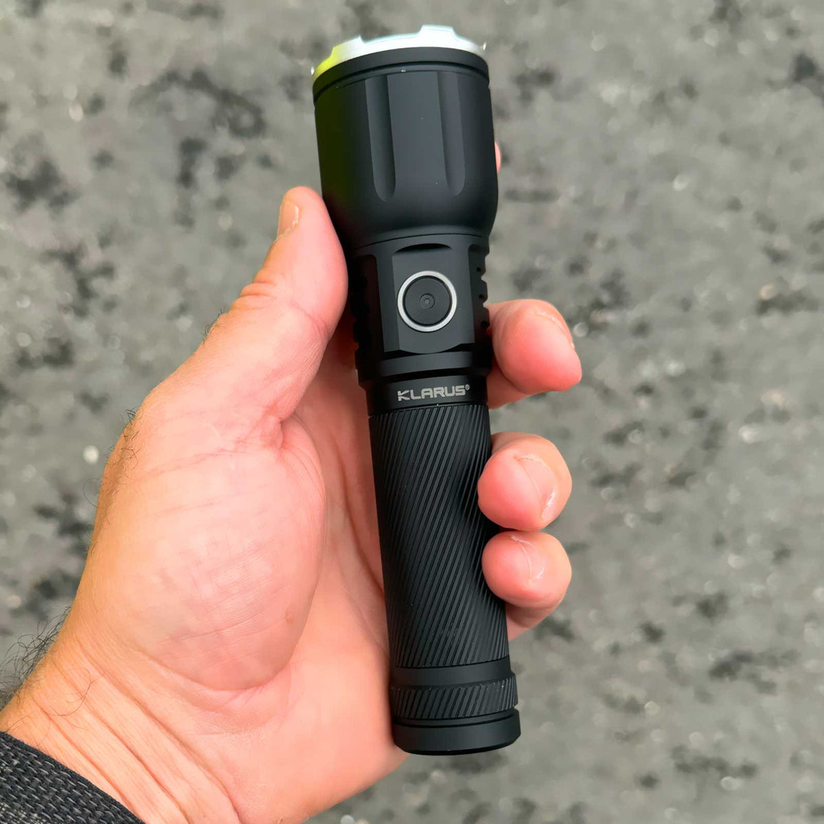 Klarus A3 Zoom – fokussierbare Taschenlampe – Größenvergleich in der Hand