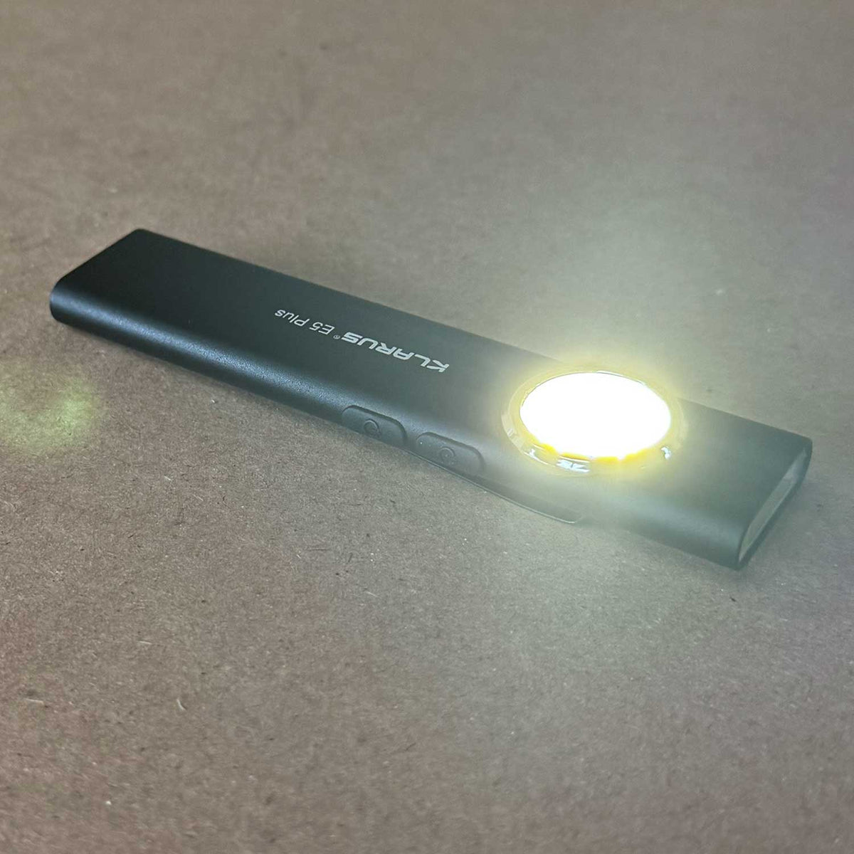 Klarus E5 Plus – Ultradünne Taschenlampe mit Seitenlicht 650 Lumen USB-C – Detailansicht