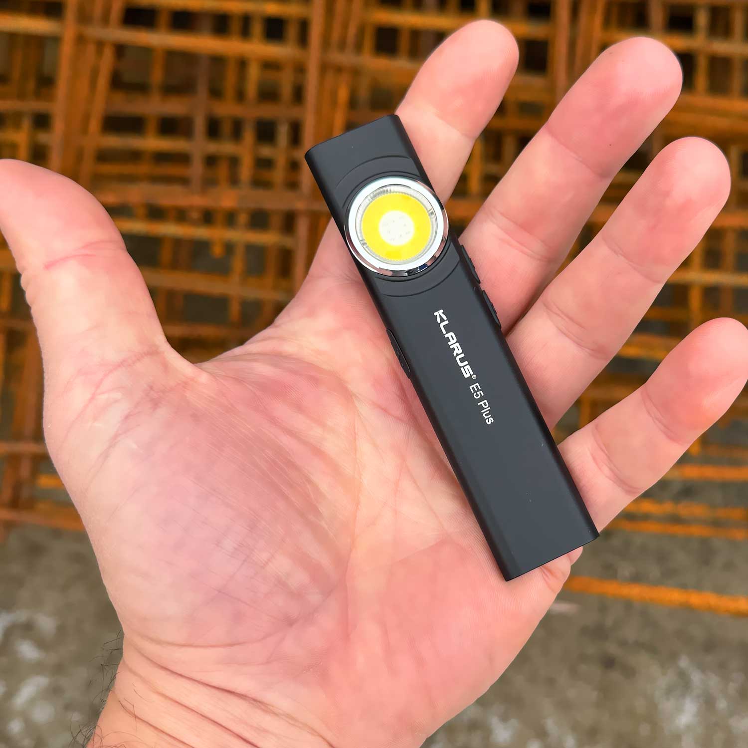 Klarus E5 Plus – Ultradünne Taschenlampe mit Seitenlicht 650 Lumen USB-C – Detailansicht