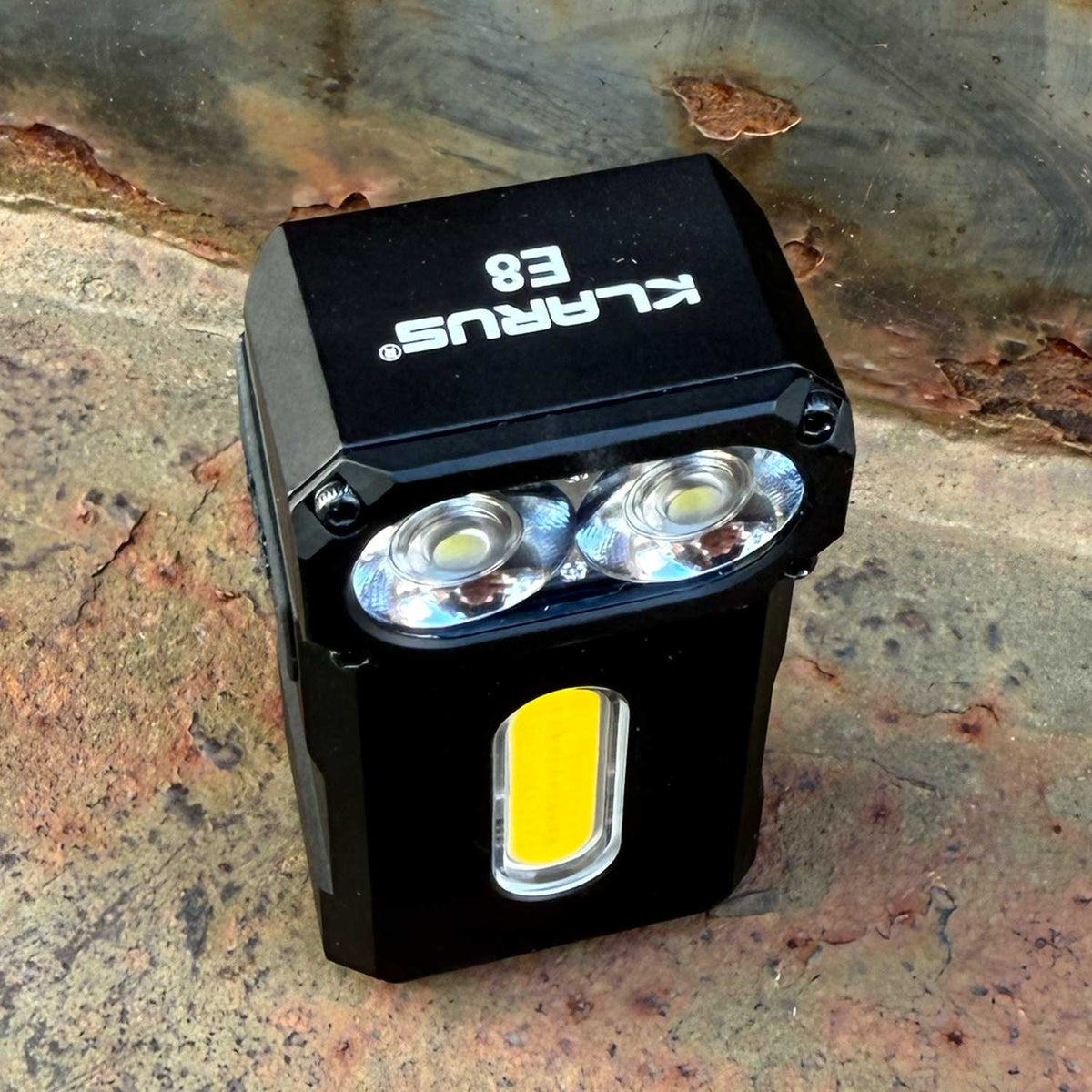 Klarus E8 1000 Lumen – LED Winkellampe mit Seitenlicht und USB-C – Detailansicht
