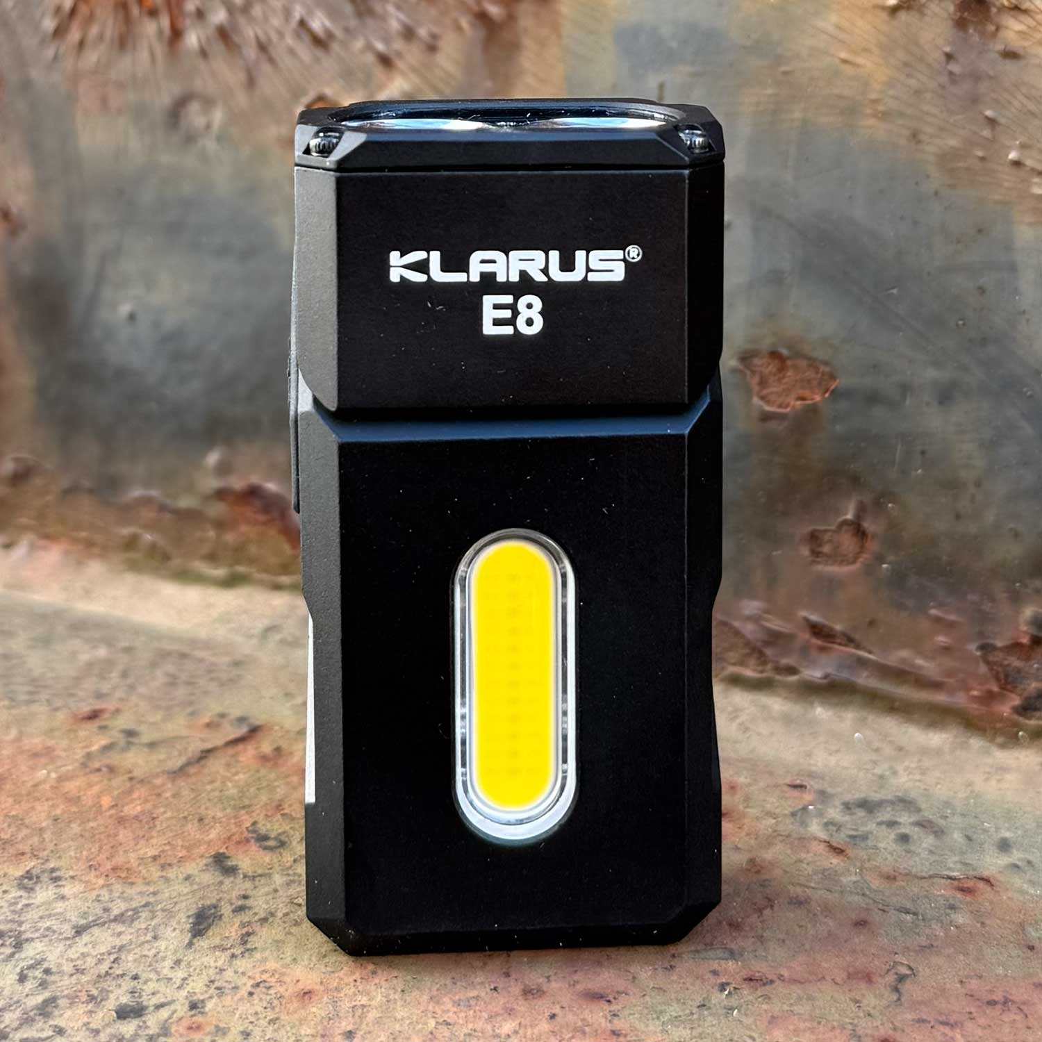 Klarus E8 1000 Lumen – LED Winkellampe mit Seitenlicht und USB-C – Detailansicht