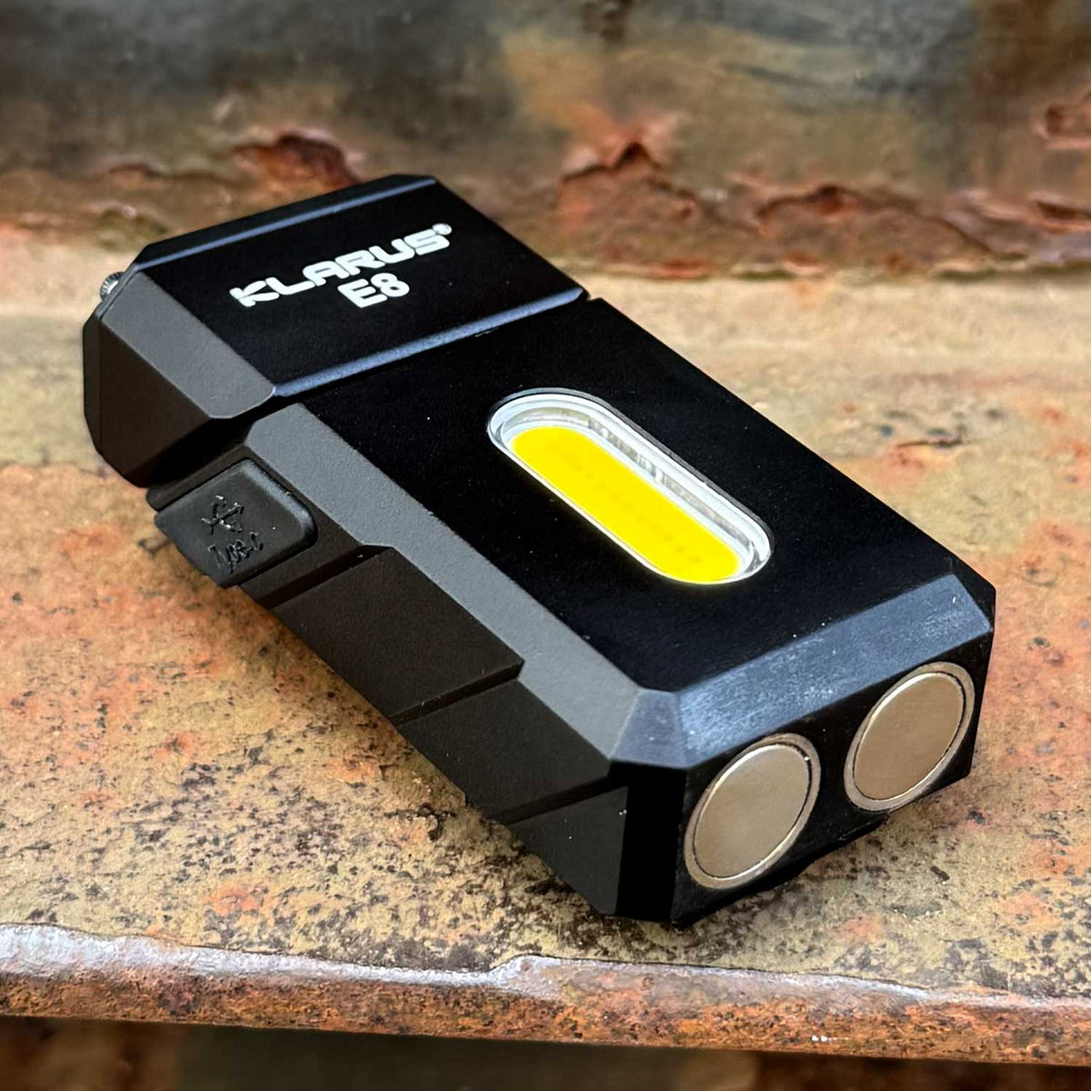 Klarus E8 1000 Lumen – LED Winkellampe mit Seitenlicht und USB-C – Detailansicht