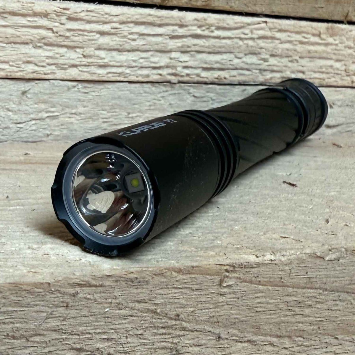 Klarus P2 1000 Lumen – LED Taschenlampe mit 3 Leuchtstufen und USB-C Akku – Detailansicht