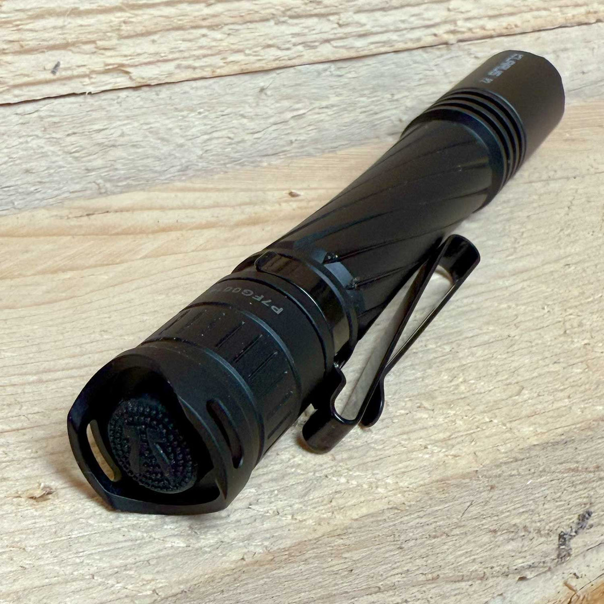 Klarus P2 1000 Lumen – LED Taschenlampe mit 3 Leuchtstufen und USB-C Akku – Detailansicht