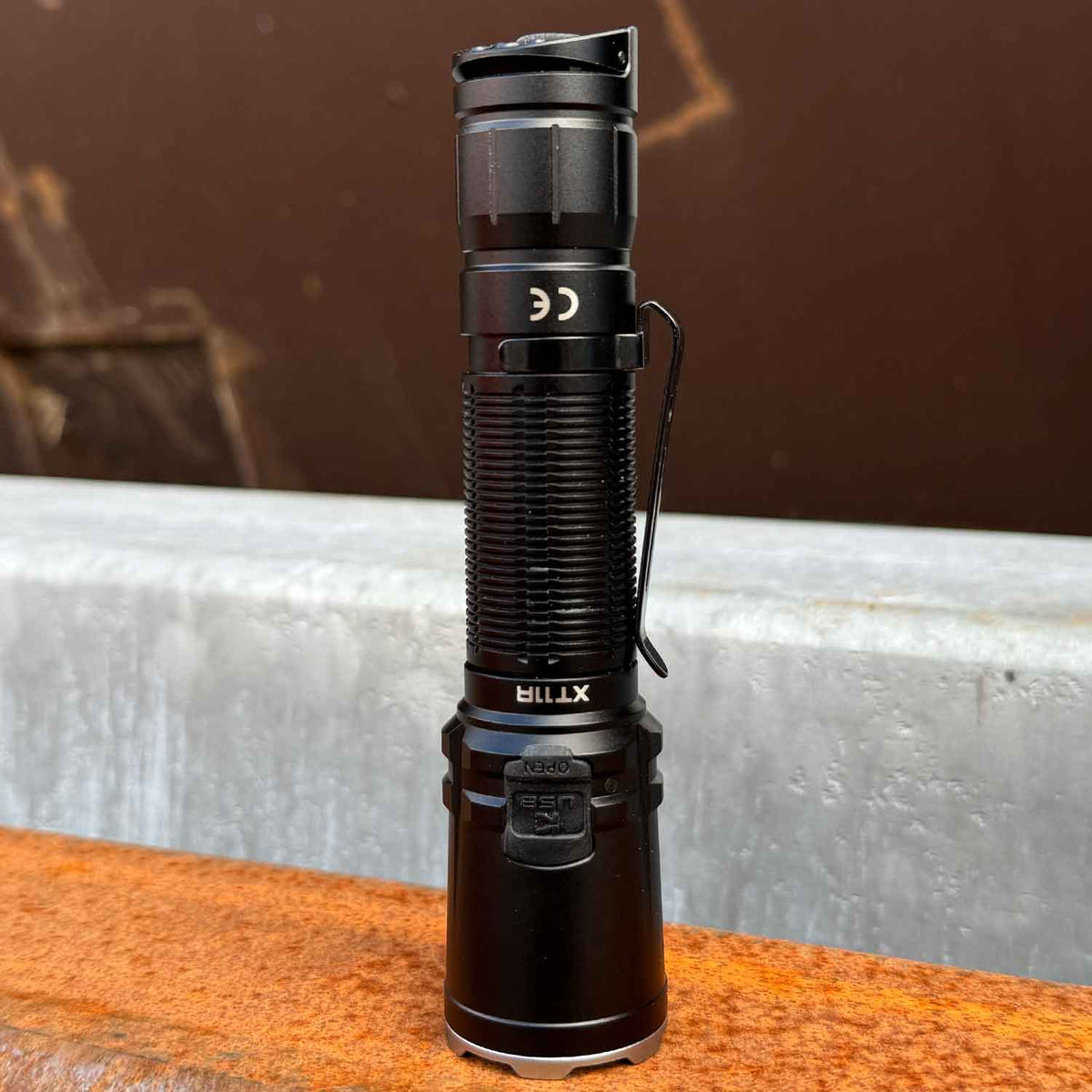 Klarus XT11R – Polizei Taschenlampe 1300 Lumen mit Akku und USB-C (Modell 2025) – Detailansicht