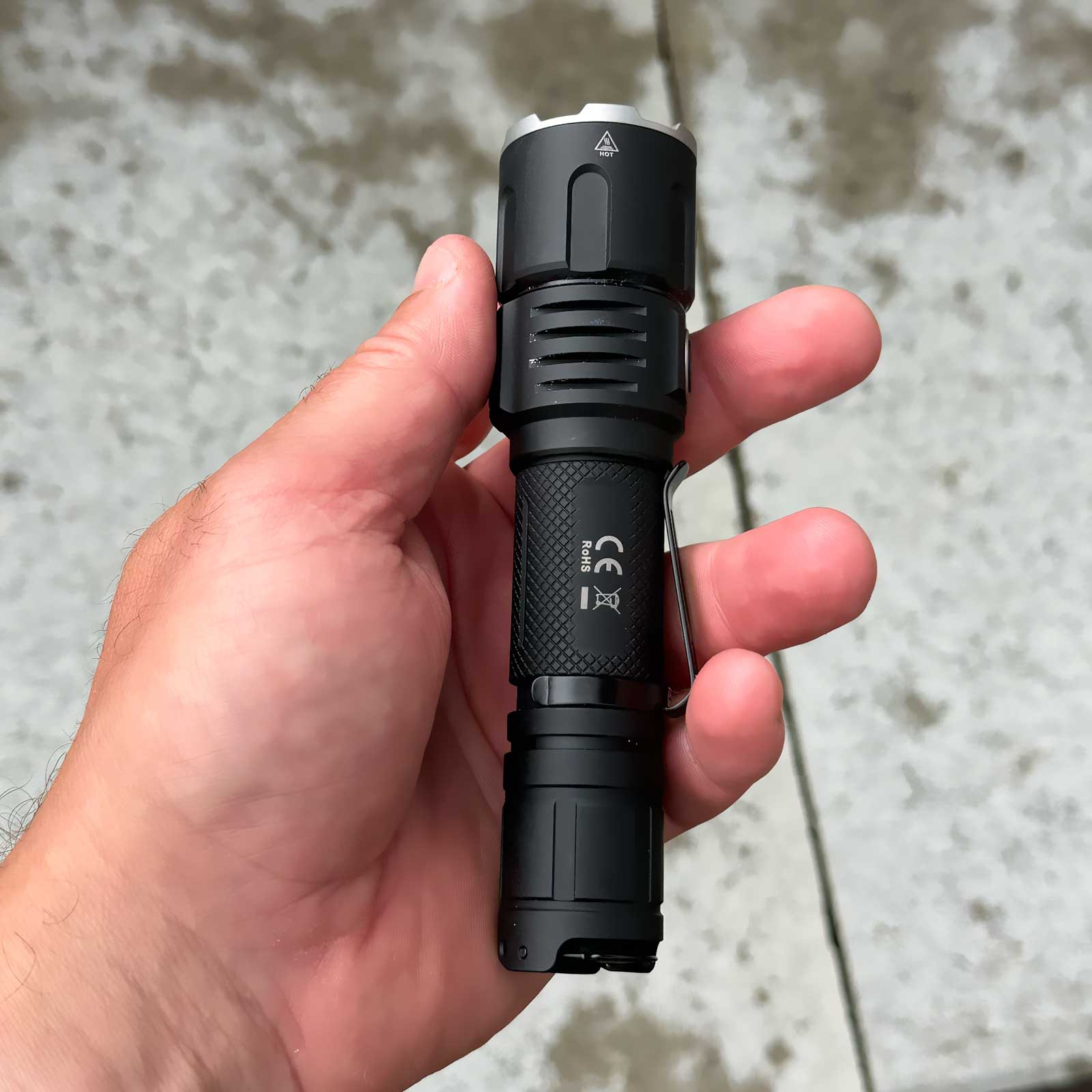 Klarus XT11S LED Taschenlampe 1100 Lumen 18650 Akku USB-C – Größenvergleich in der Hand