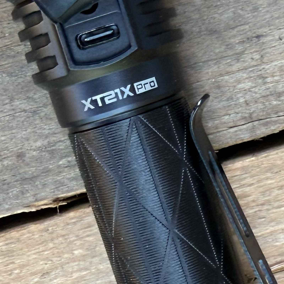 Klarus XT21X Pro – Polizei Taschenlampe mit 4400 Lumen, 5000 mAh Akku, USB-C