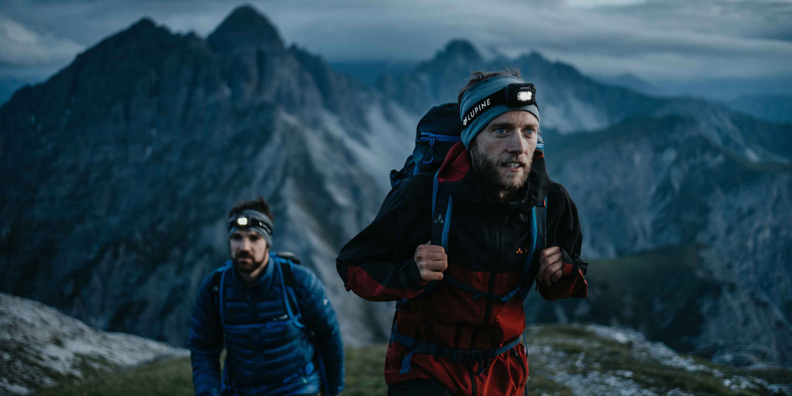 lupine-penta-hiking-bei-daemmerung