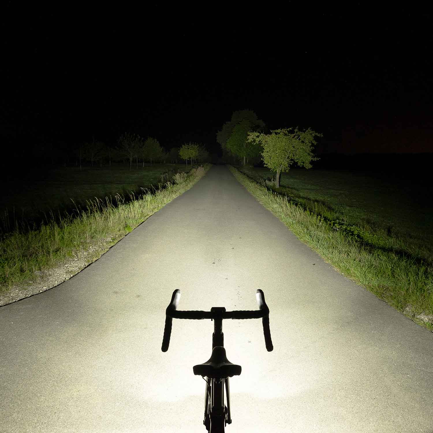 Lupine SL MiniMax AF – StVZO Frontlicht mit Fernlicht, 2400 lm, 6.9 Ah Akku, 31,8 mm – Detailansicht