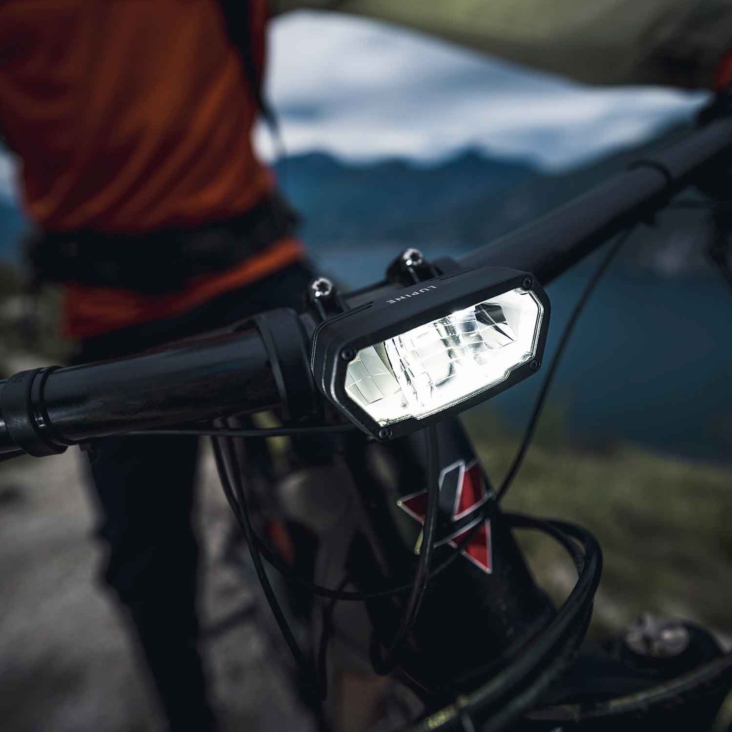 Lupine SL MiniMax AF – StVZO Frontlicht mit Fernlicht, 2400 lm, 6.9 Ah Akku, 31,8 mm