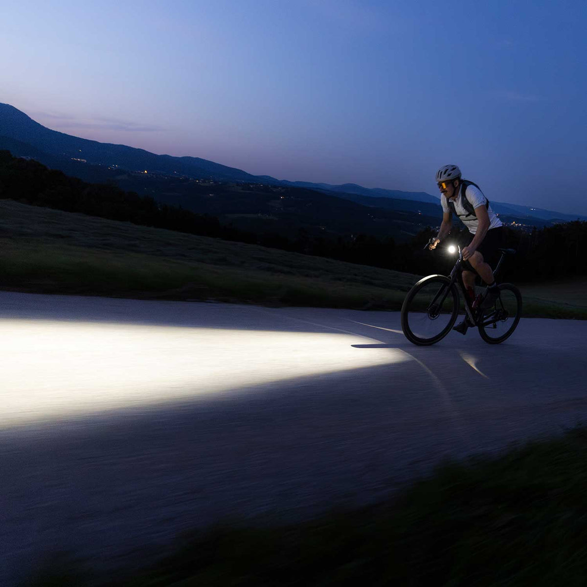 Lupine SL Mono – StVZO Fahrrad-Frontlicht mit Akku, 700 lm, USB-C (Modell 2026) – Akku und Batteriefach, Lichtbild und Leuchtleistung
