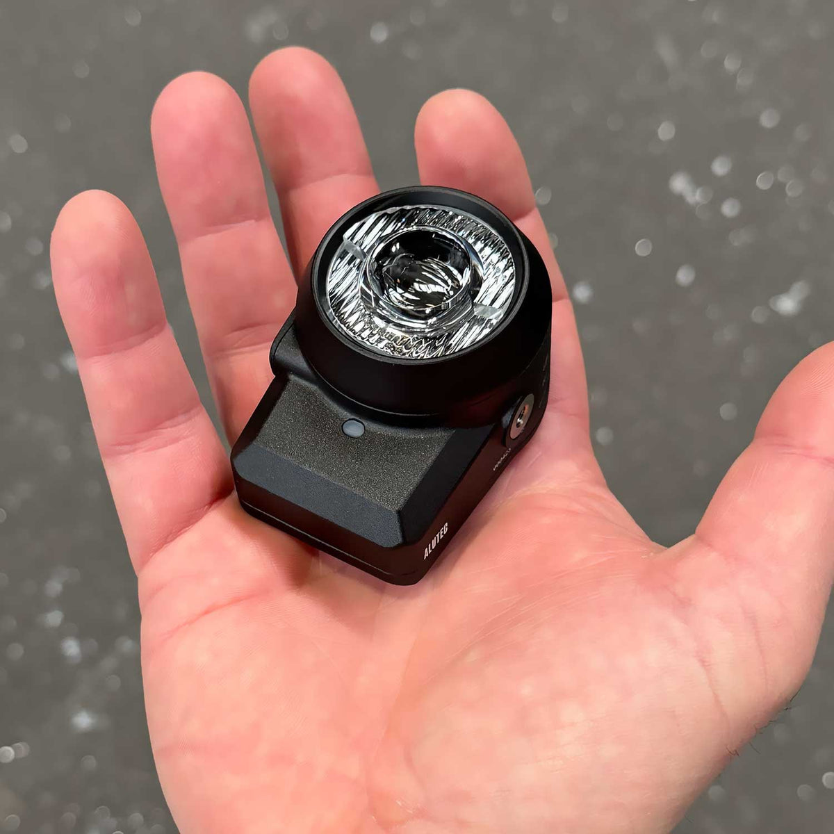 Lupine SL Mono – StVZO Fahrrad-Frontlicht mit Akku, 700 lm, USB-C (Modell 2026) – Größenvergleich in der Hand, Fahrradlicht mit StVZO-Zulassung