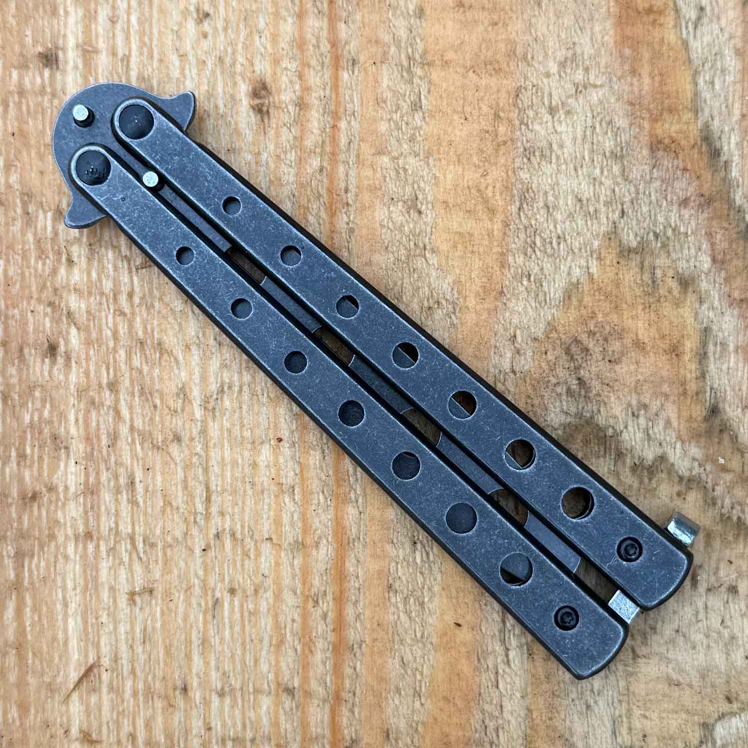 Magnum Balisong Trainer 2nd Gen – Sicheres Butterfly-Trainingsmesser – Detailansicht