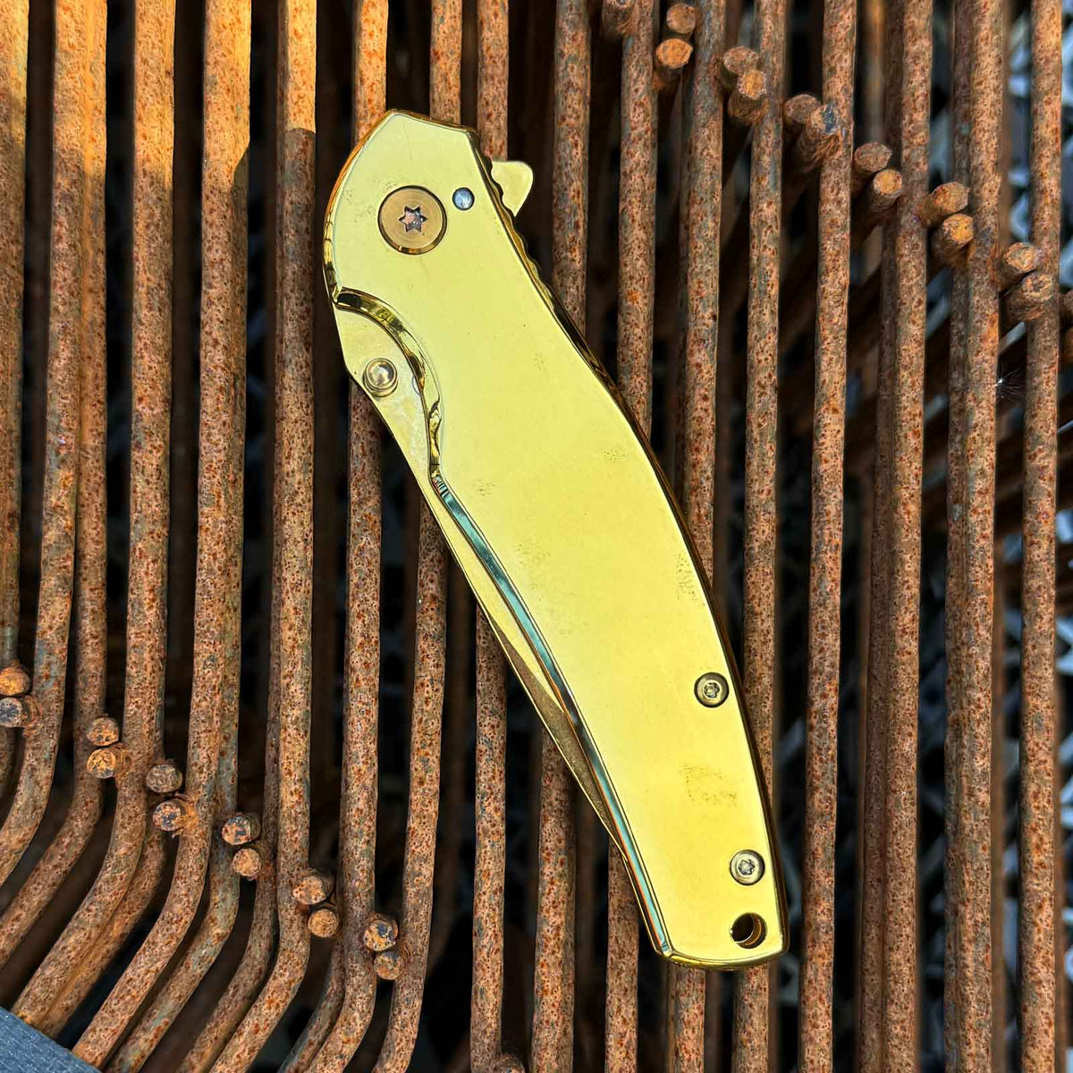 Magnum Gold Finger - goldenes Taschenmesser mit 440A Edelstahlklinge und Clip – Produktansicht des Messers – Detailansicht 5
