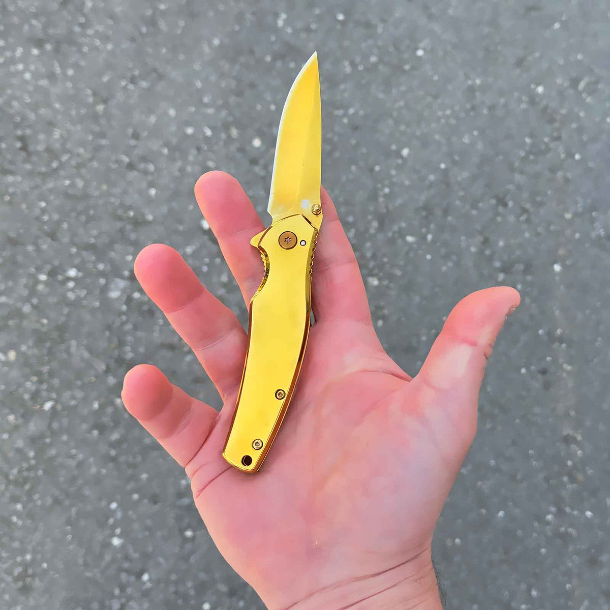 Magnum Gold Finger - goldenes Taschenmesser mit 440A Edelstahlklinge und Clip – Größenvergleich in der Hand