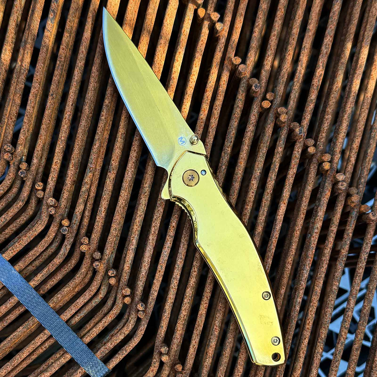 Magnum Gold Finger - goldenes Taschenmesser mit 440A Edelstahlklinge und Clip – Klinge und Schneide