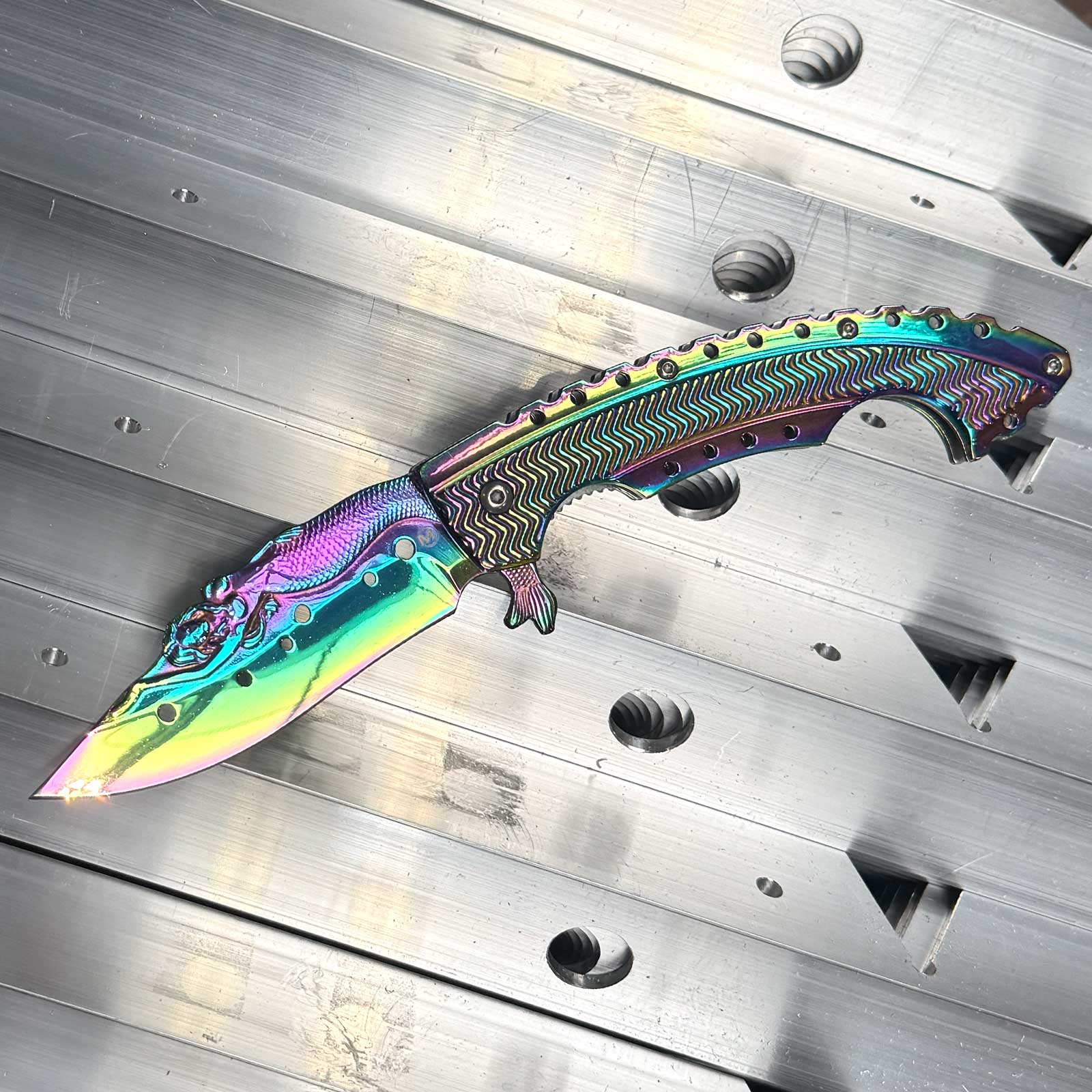 Magnum Rainbow Mermaid – Fantasievolles Taschenmesser in Regenbogenoptik – Detailansicht