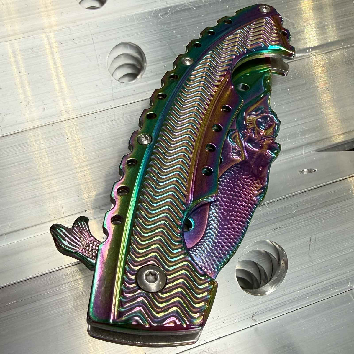 Magnum Rainbow Mermaid – Fantasievolles Taschenmesser in Regenbogenoptik – Detailansicht
