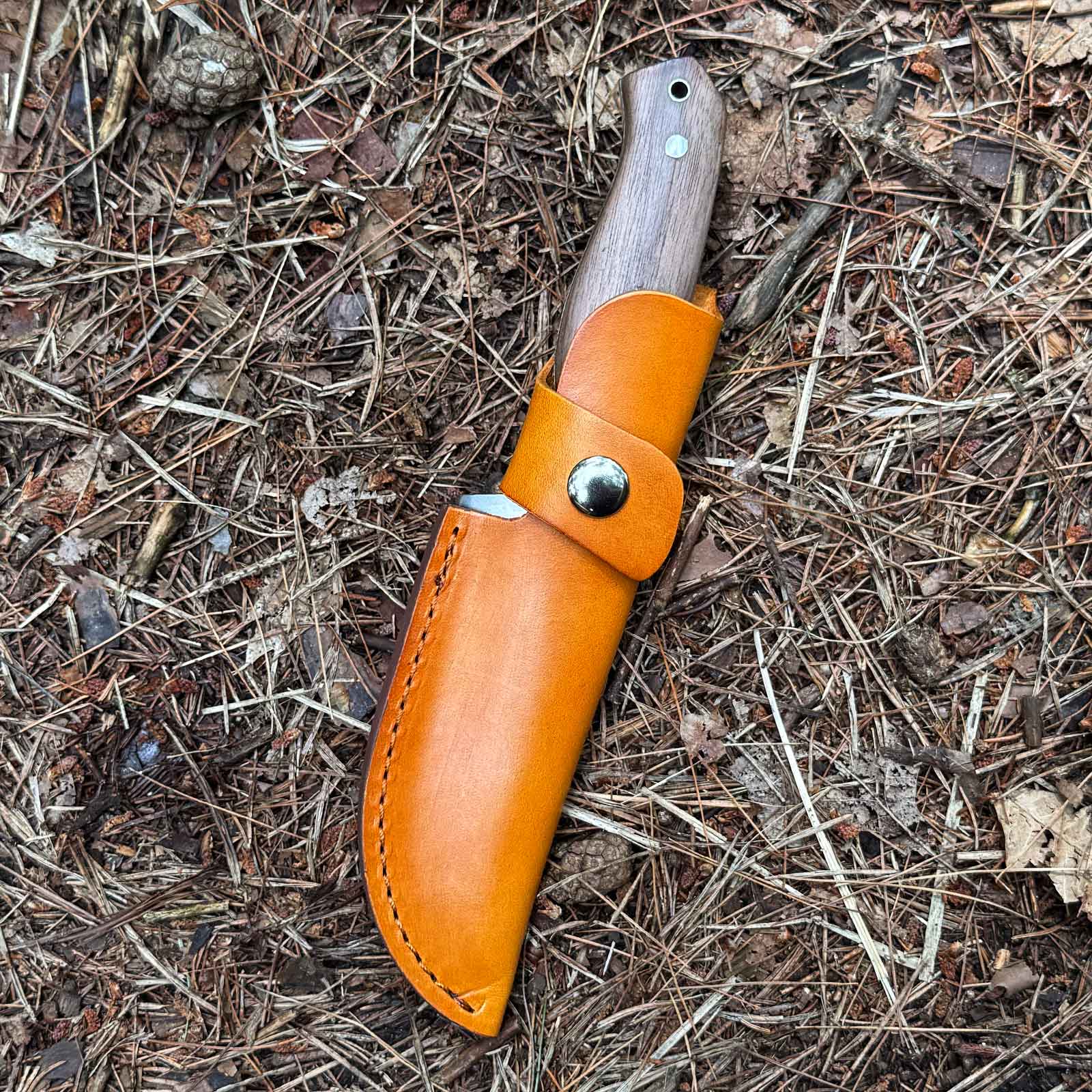 Magnum Walnut Drop – Fahrtenmesser – Beim Outdoor-Einsatz – Detailansicht 3