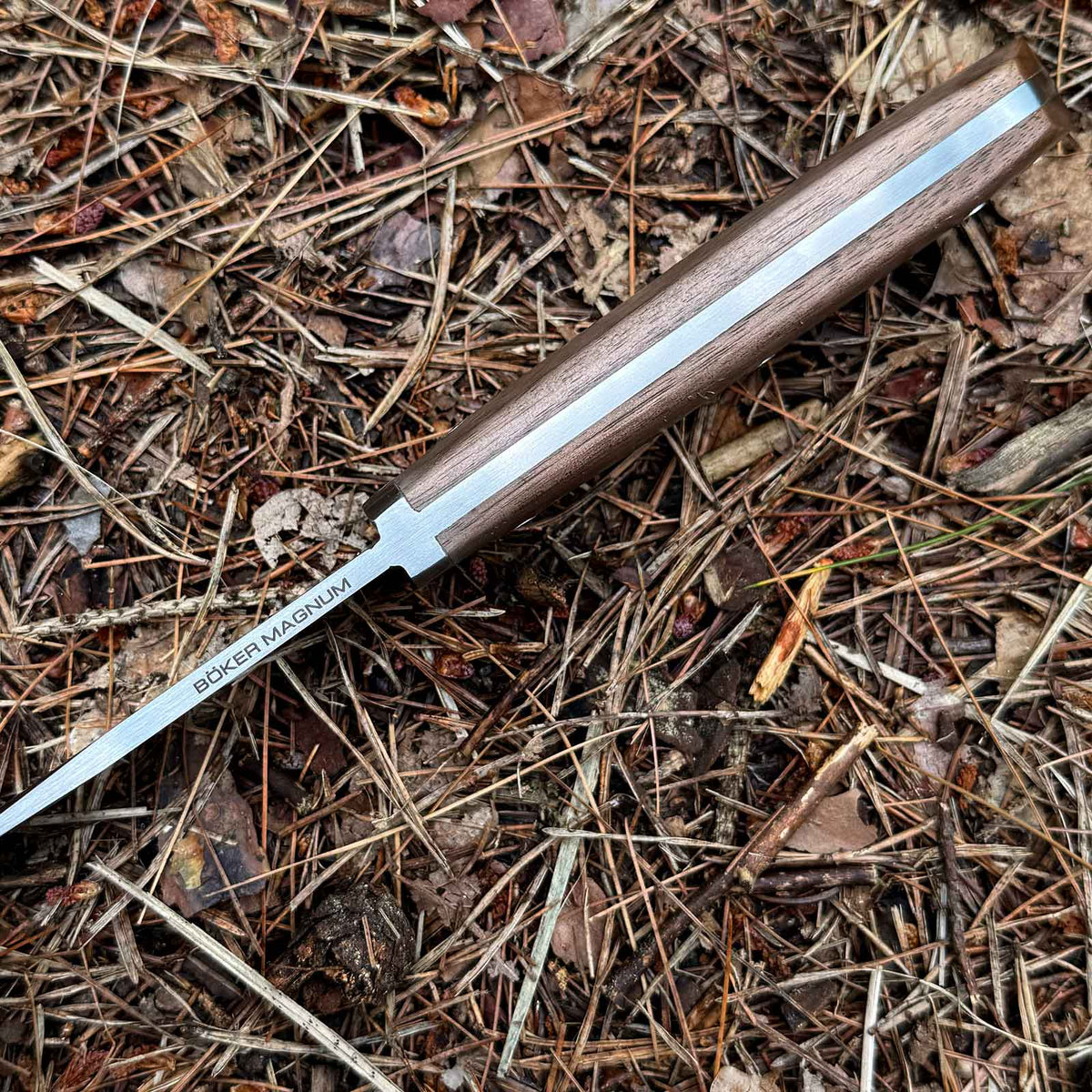 Magnum Walnut Drop – Fahrtenmesser – Beim Outdoor-Einsatz – Detailansicht 5