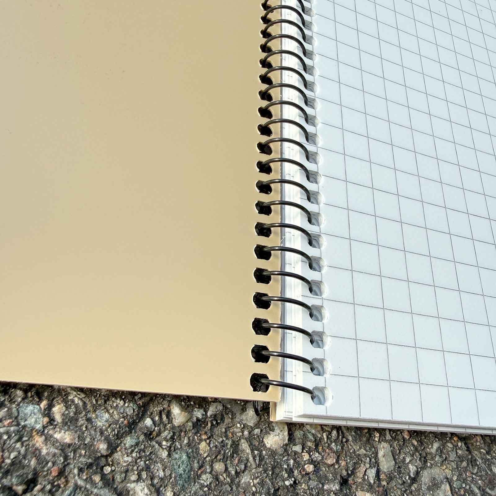 Modestone Outdoor Notizblock A6 – Beim Outdoor-Einsatz in braun – Detailansicht 3