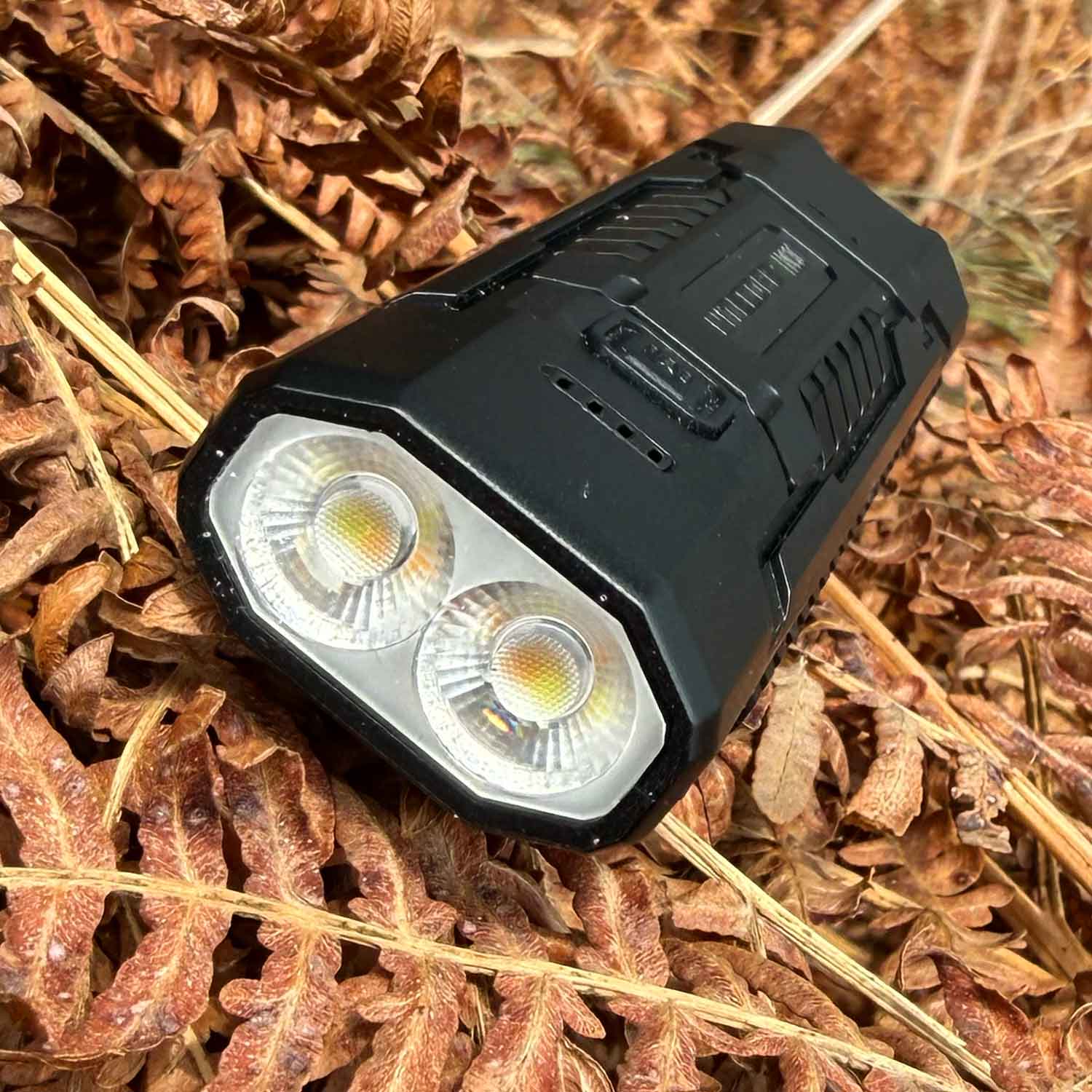 Nitecore EDC07 LED Taschenlampe schwarz - Ansicht von vorn auf LED-Linsen