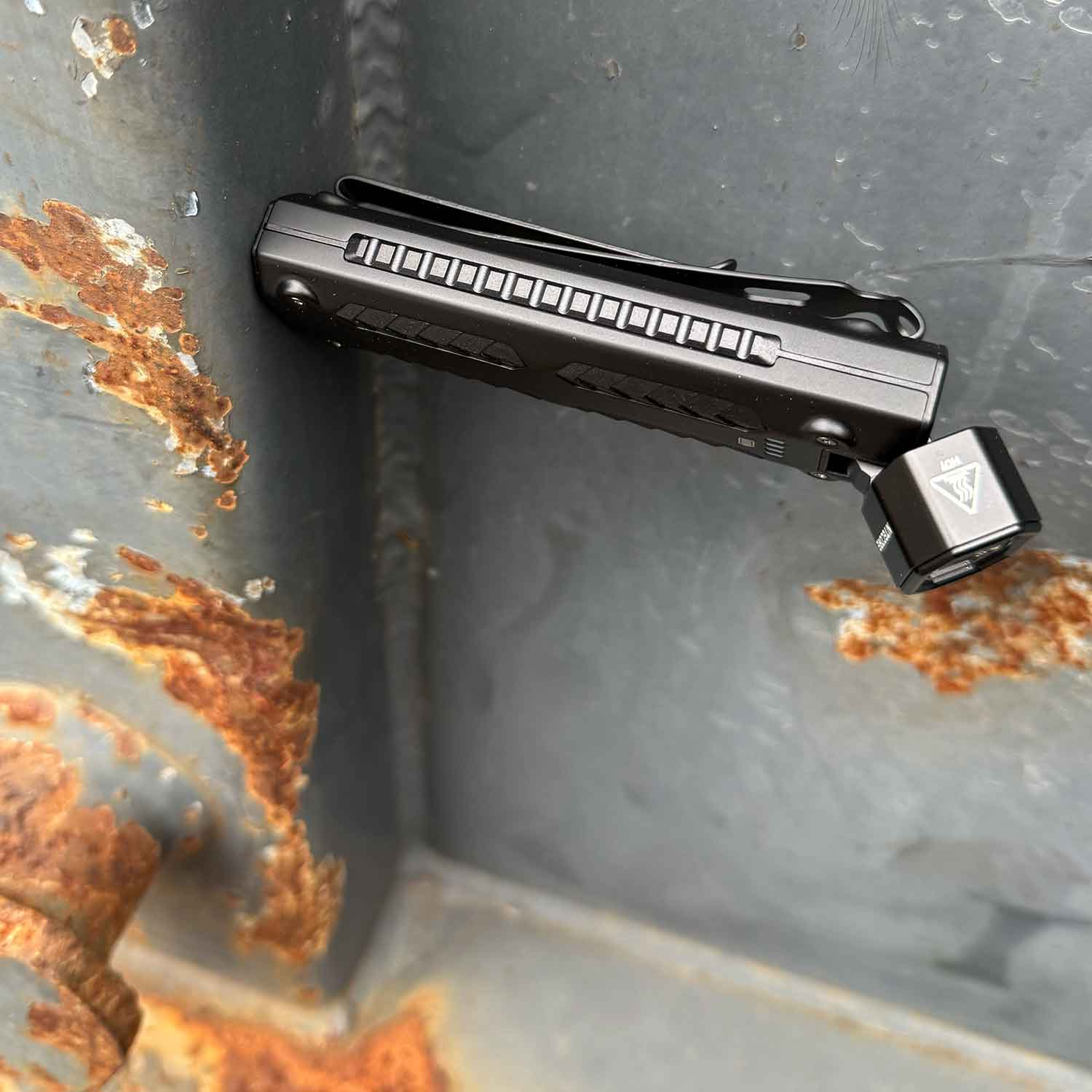 Nitecore EDC09 – Winkellampe mit 3 Lichtfarben, 1600 Lumen, Magnetfuß, USB-C – für Einsatzkräfte