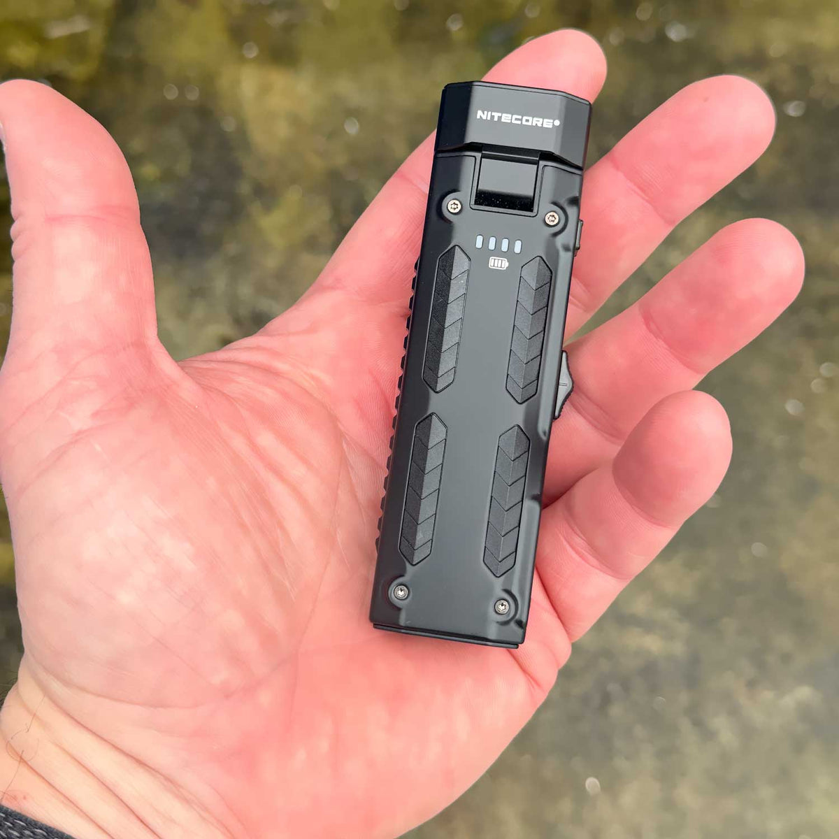 Nitecore EDC09 – Winkellampe mit 3 Lichtfarben, 1600 Lumen, Magnetfuß, USB-C – Größenvergleich in der Hand