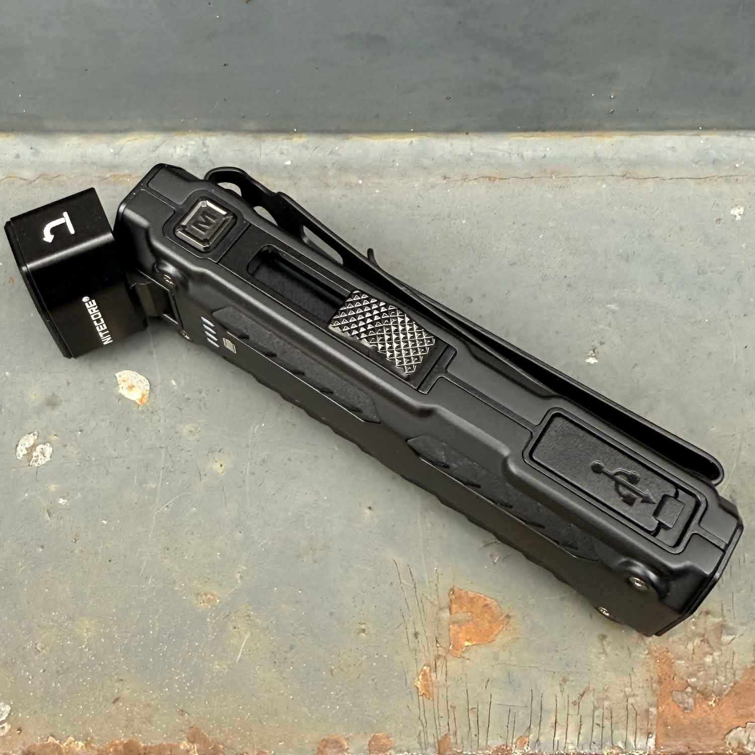 Nitecore EDC09 – Winkellampe mit 3 Lichtfarben, 1600 Lumen, Magnetfuß, USB-C – Schalter und Endkappe
