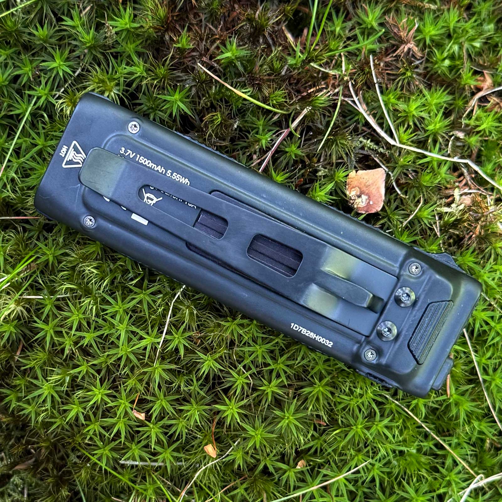 Nitecore EDC23 – flache EDC-Taschenlampe mit 2500 Lumen, OLED-Display, USB-C – LEDs und Reflektor / Clip und Befestigung