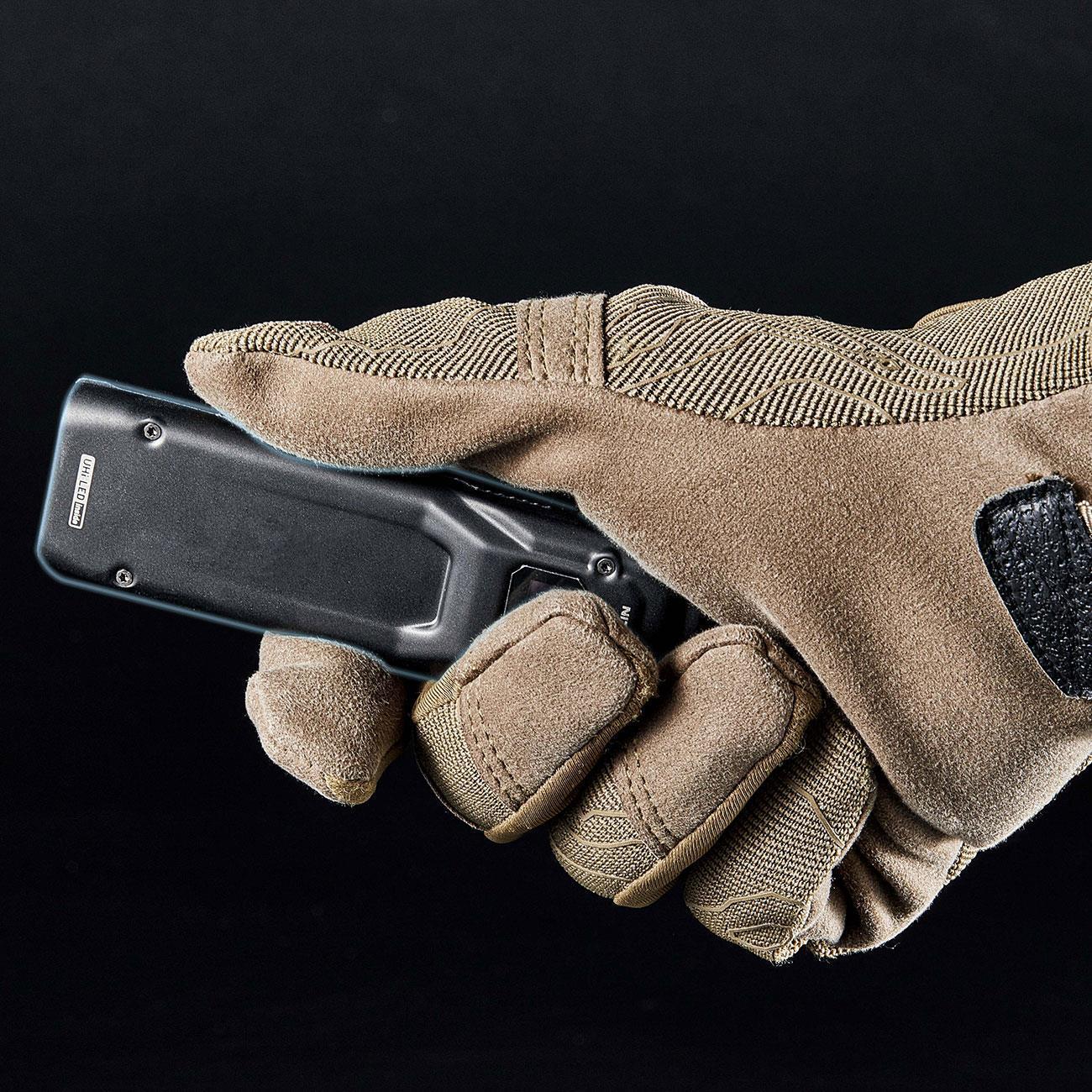 Nitecore EDC23 – flache EDC-Taschenlampe mit 2500 Lumen, OLED-Display, USB-C – Größenvergleich in der Hand